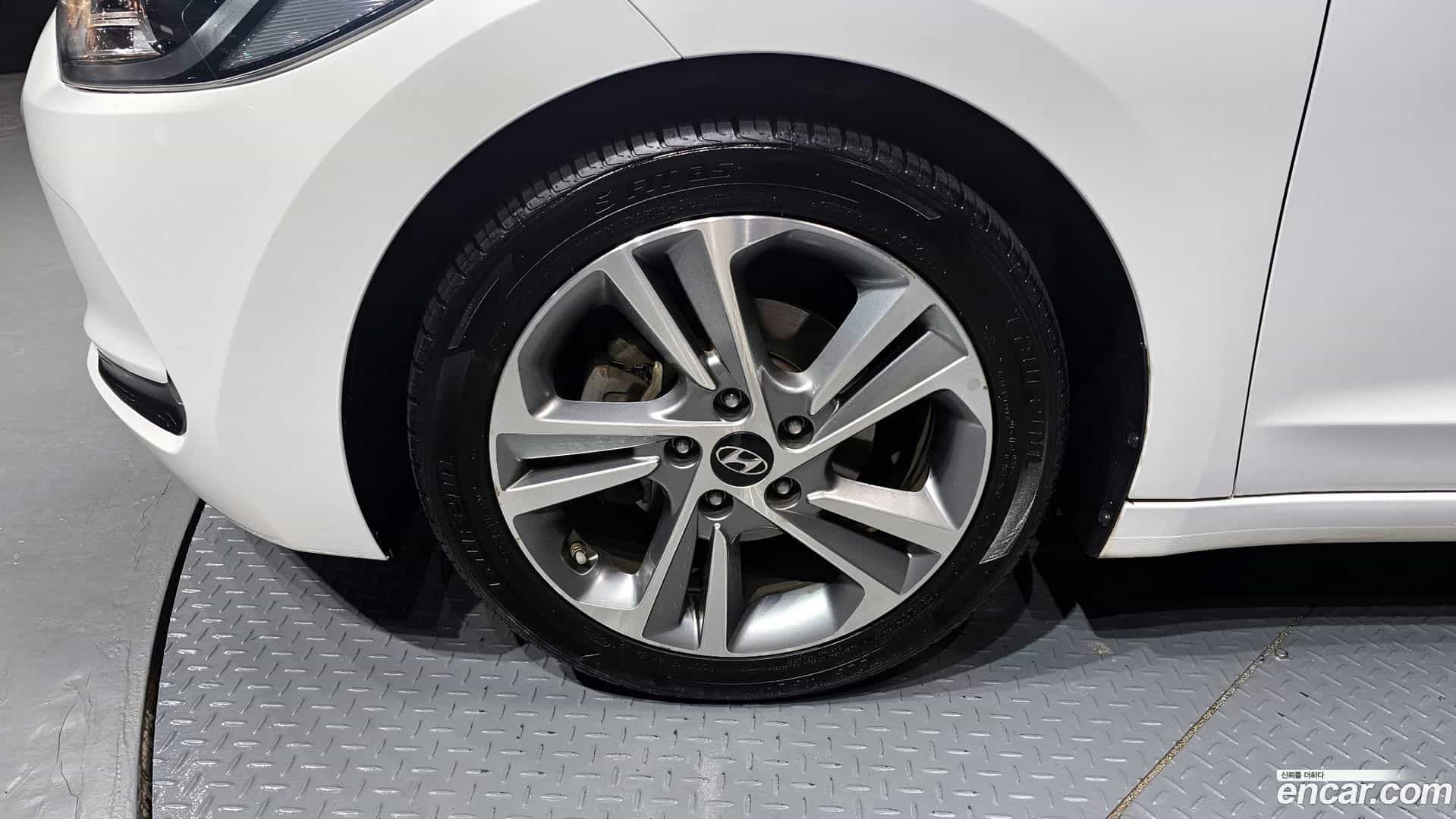 AVANTE Hyundai 2017.1-OUTER-005