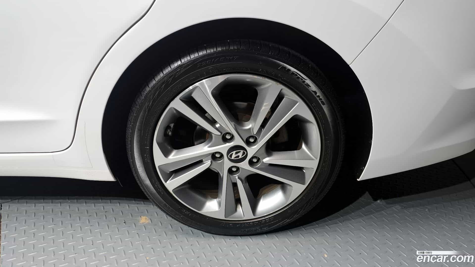AVANTE Hyundai 2017.1-OUTER-031