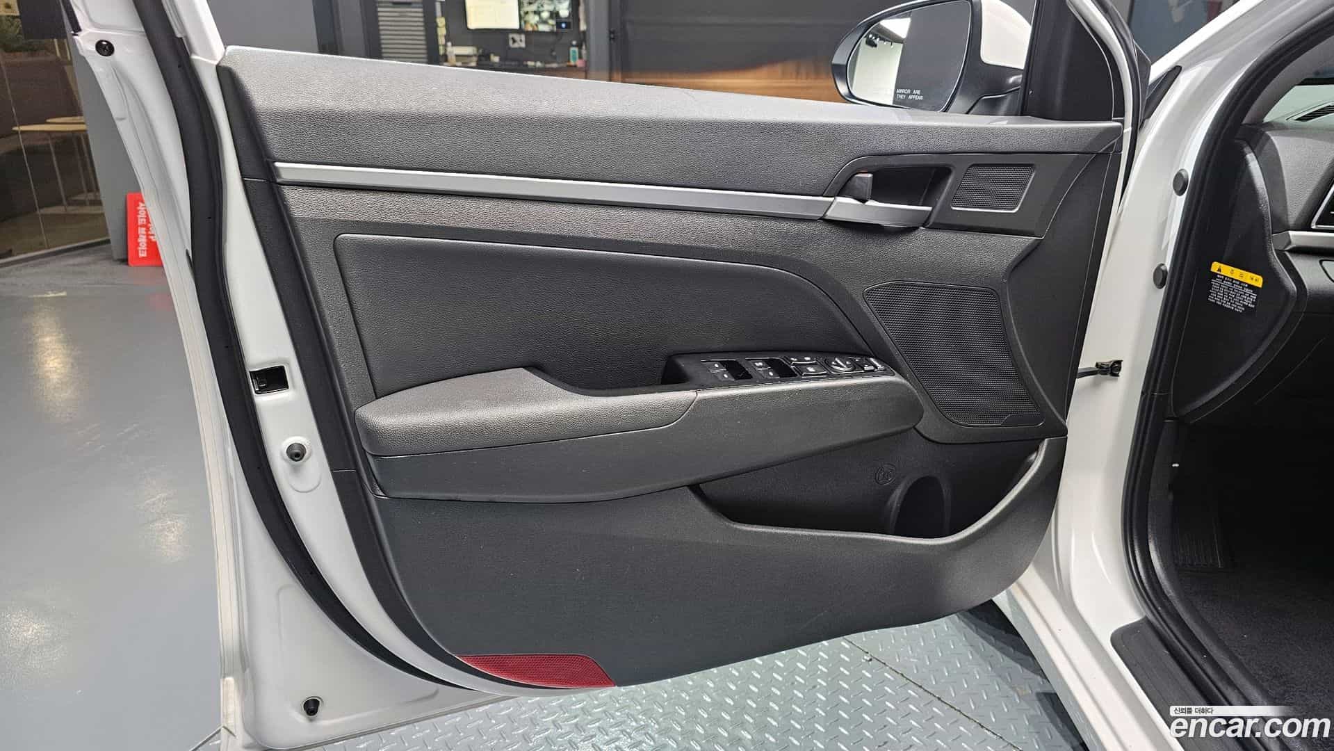 AVANTE Hyundai 2017.1-INNER-034