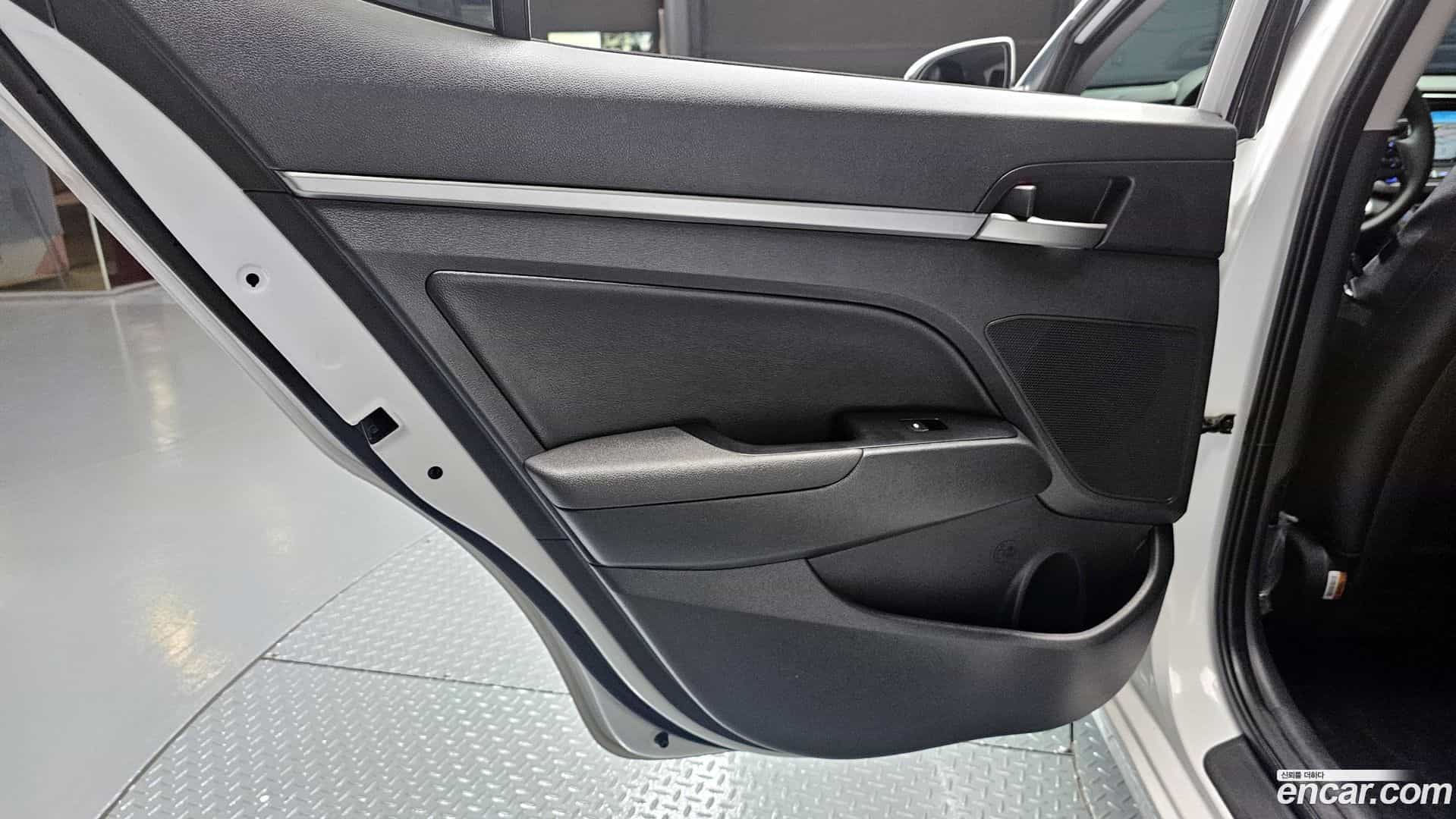 AVANTE Hyundai 2017.1-INNER-035