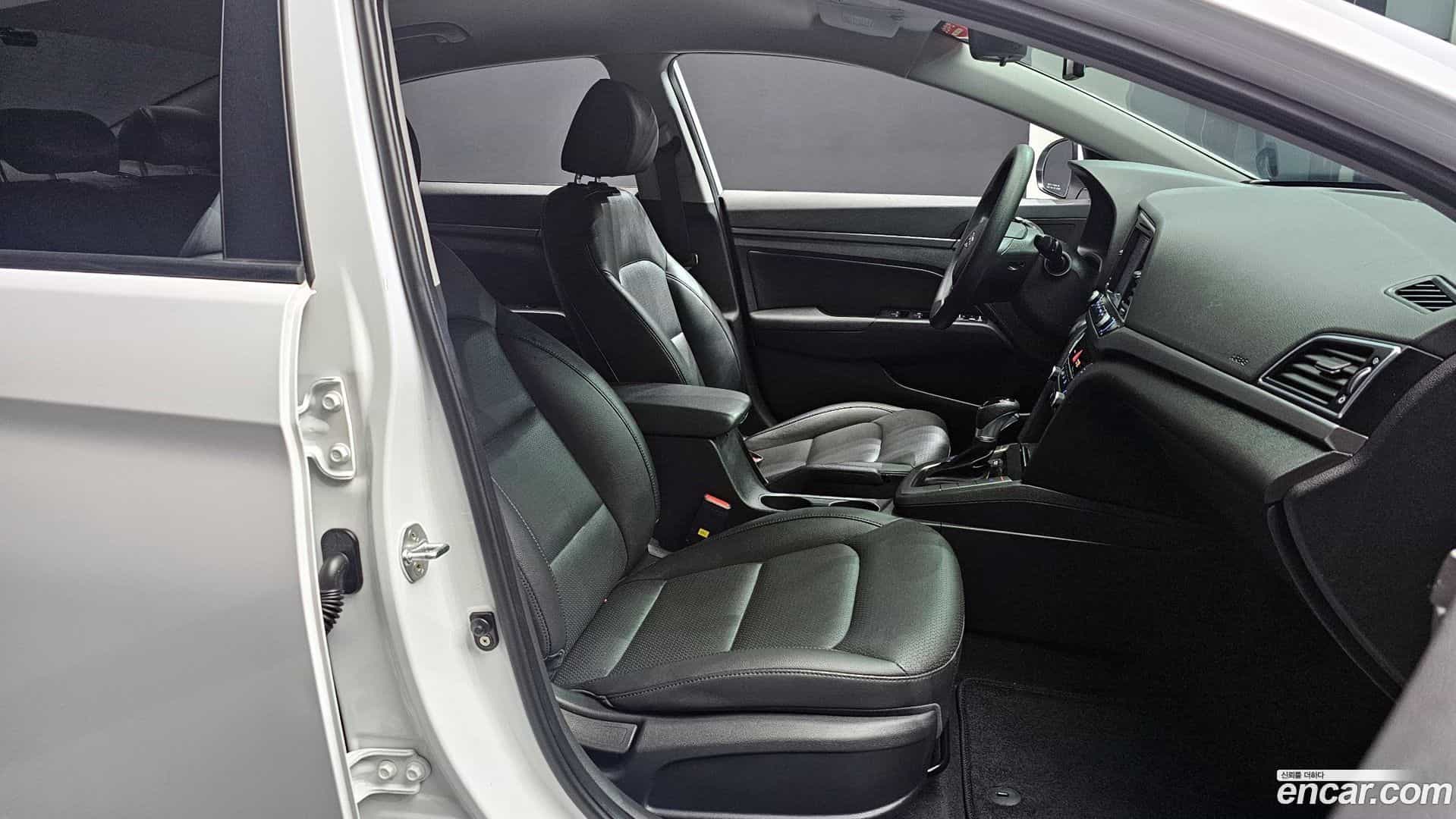 AVANTE Hyundai 2017.1-INNER-036