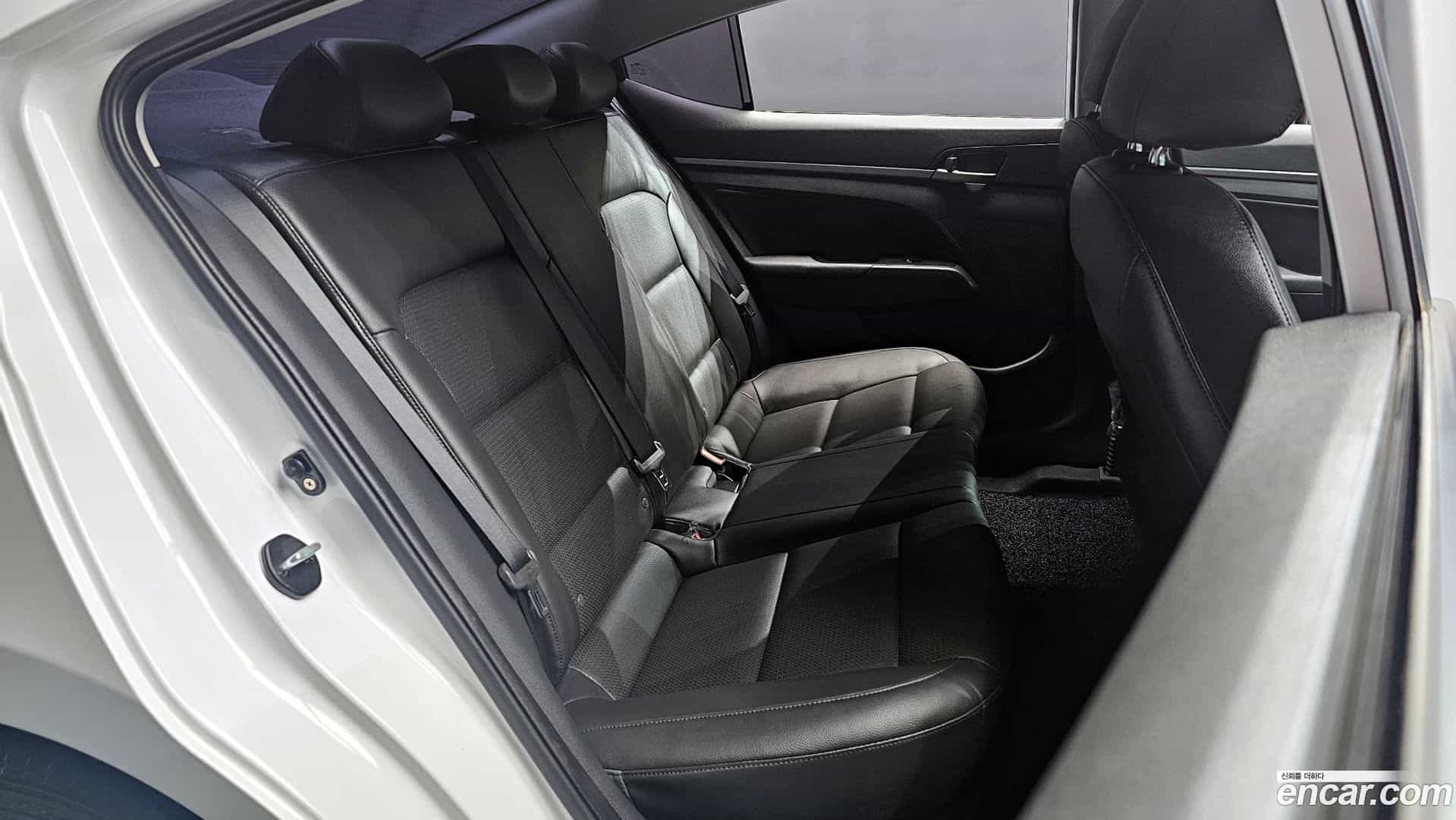 AVANTE Hyundai 2017.8-OPTION-015