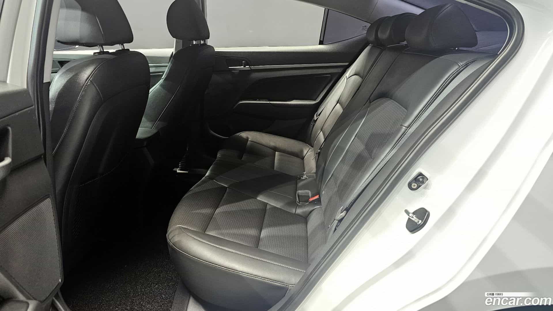 AVANTE Hyundai 2017.8-OPTION-016