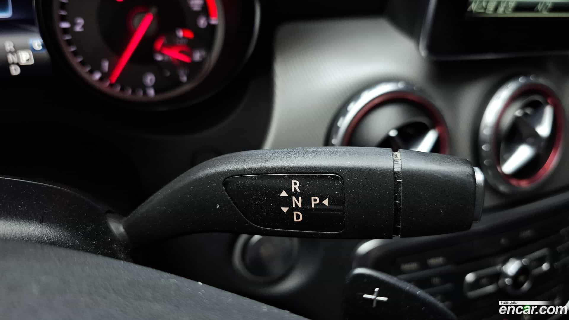 GLA-Class Mercedes-Benz 2017.4-INNER-009
