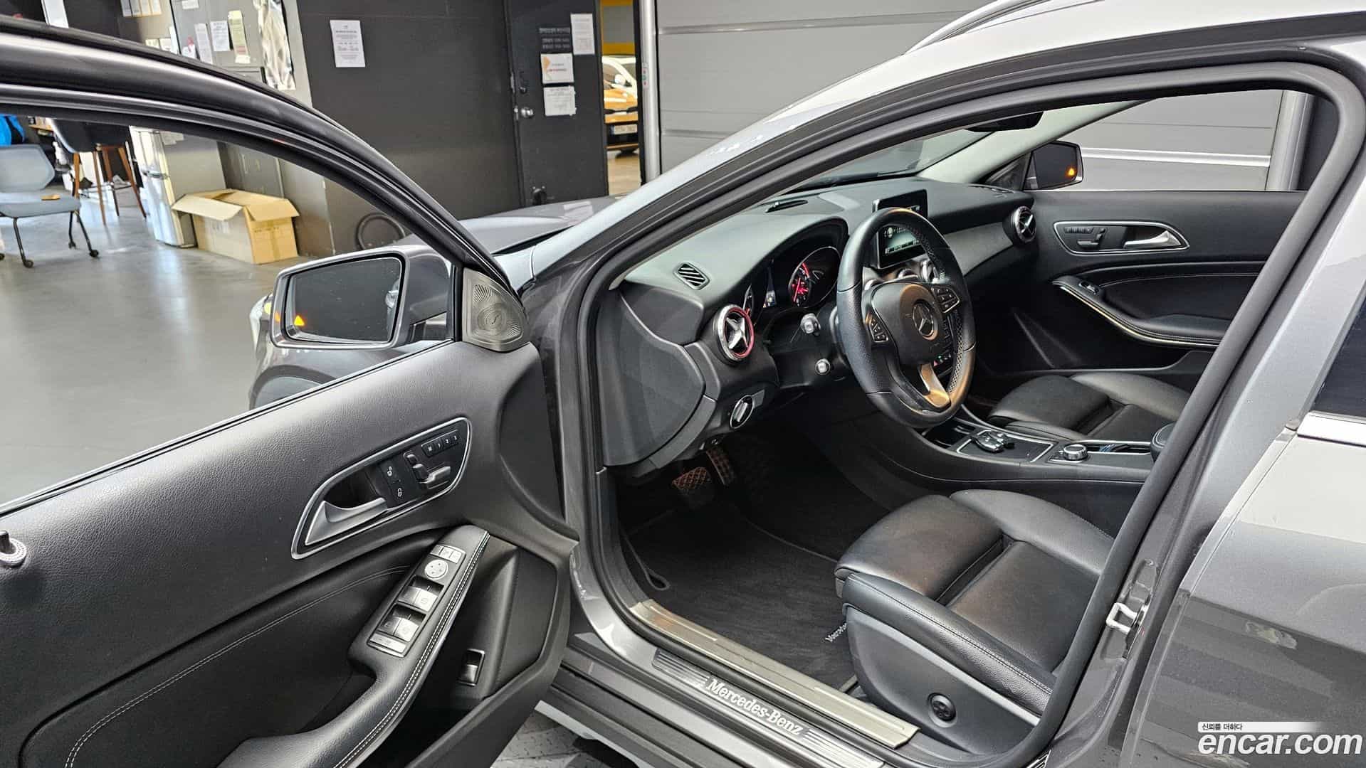 GLA-Class Mercedes-Benz 2017.4-INNER-010