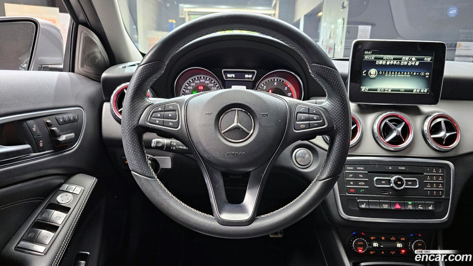 Main__Slider__Photo:GLA-Class Mercedes-Benz 2017.4-12
