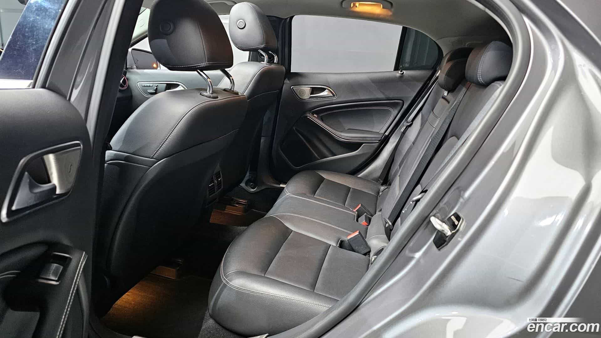 GLA-Class Mercedes-Benz 2017.4-INNER-036