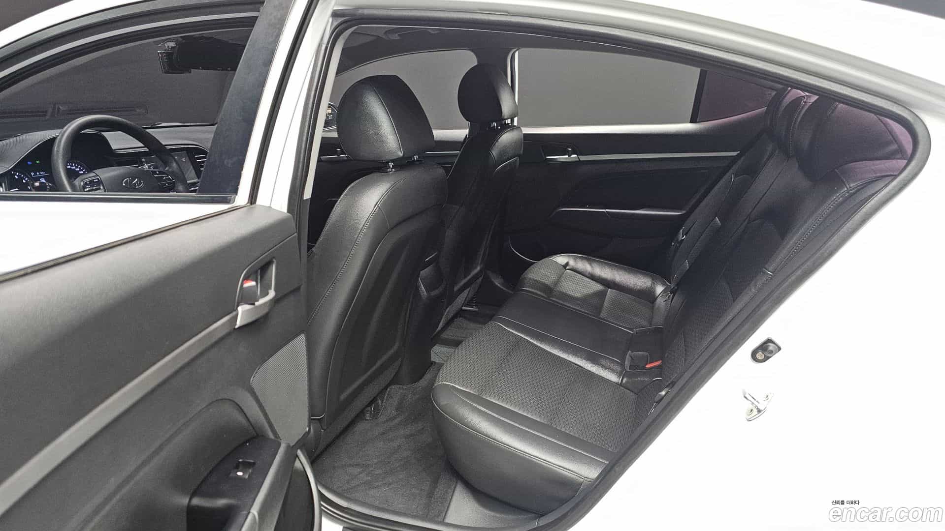 AVANTE Hyundai 2018.9-OPTION-016
