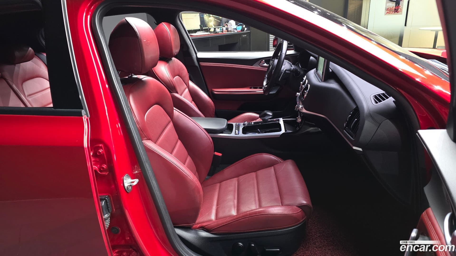 Main__Slider__Photo:Stinger Kia 2018.0-10