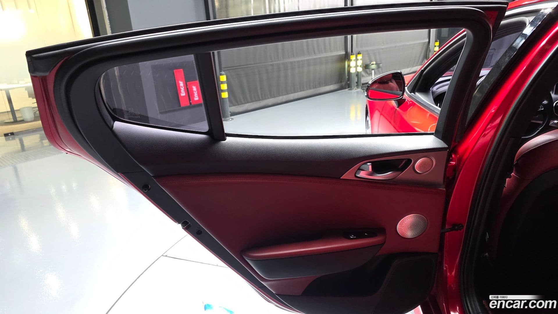 Main__Slider__Photo:Stinger Kia 2018.0-24