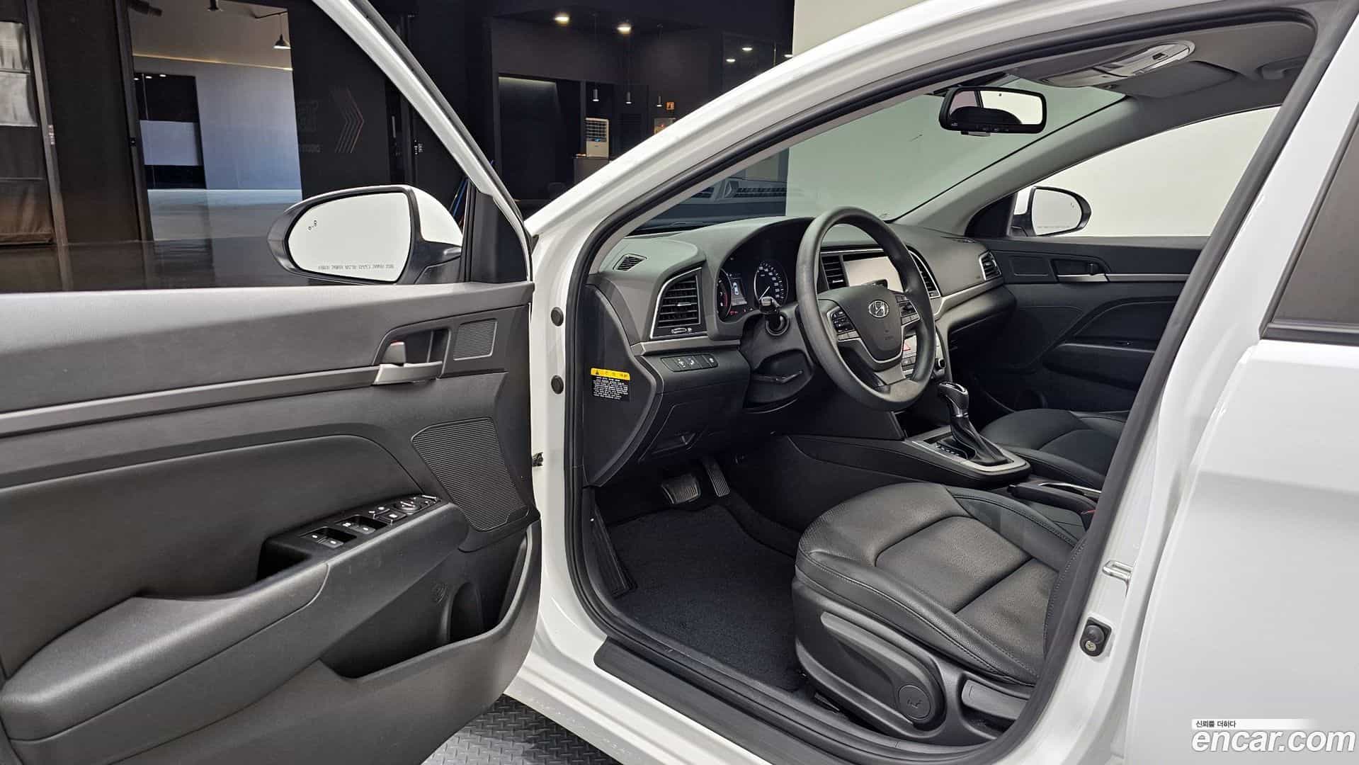 AVANTE Hyundai 2018.6-INNER-010