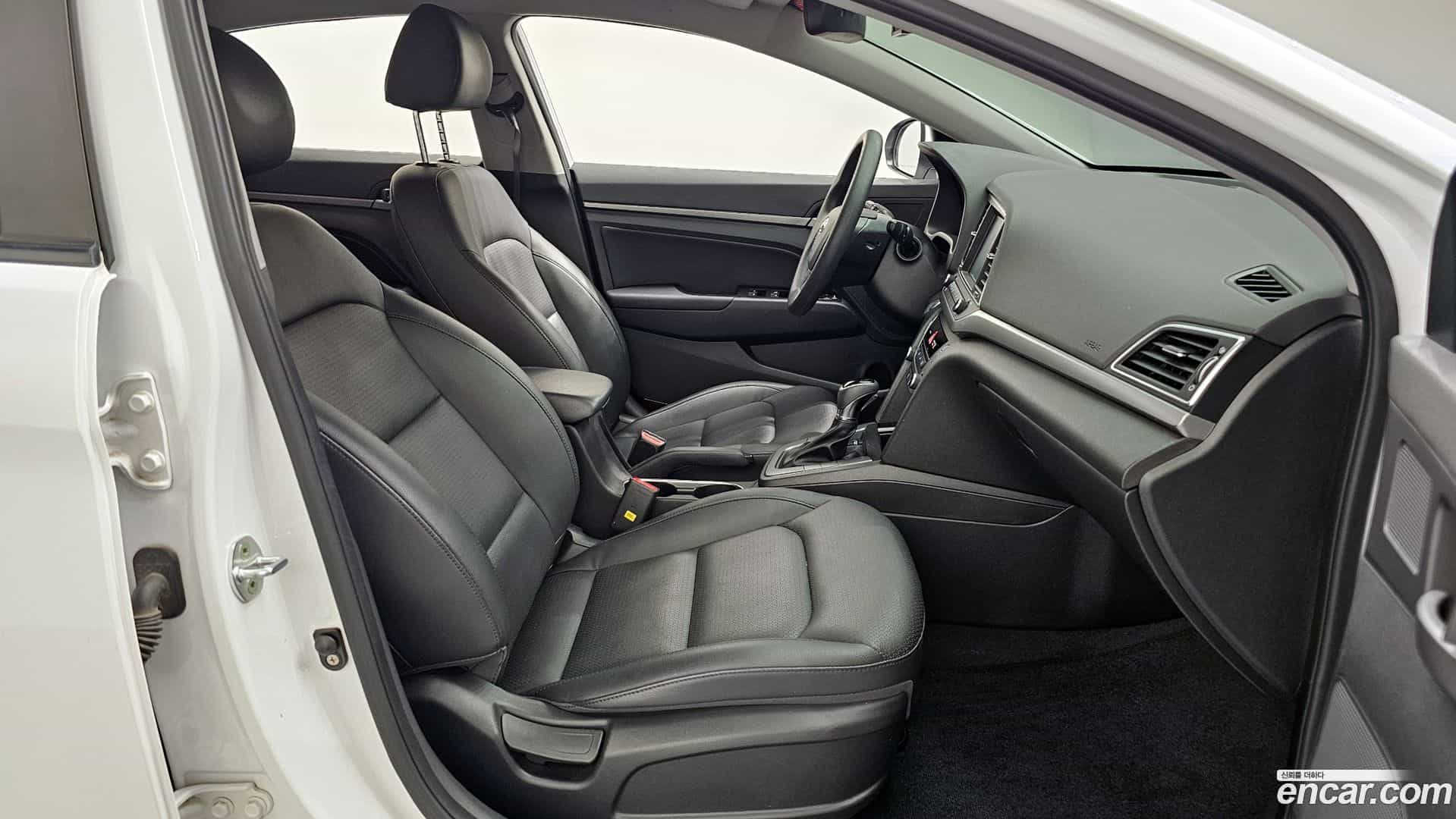 AVANTE Hyundai 2018.6-OPTION-015