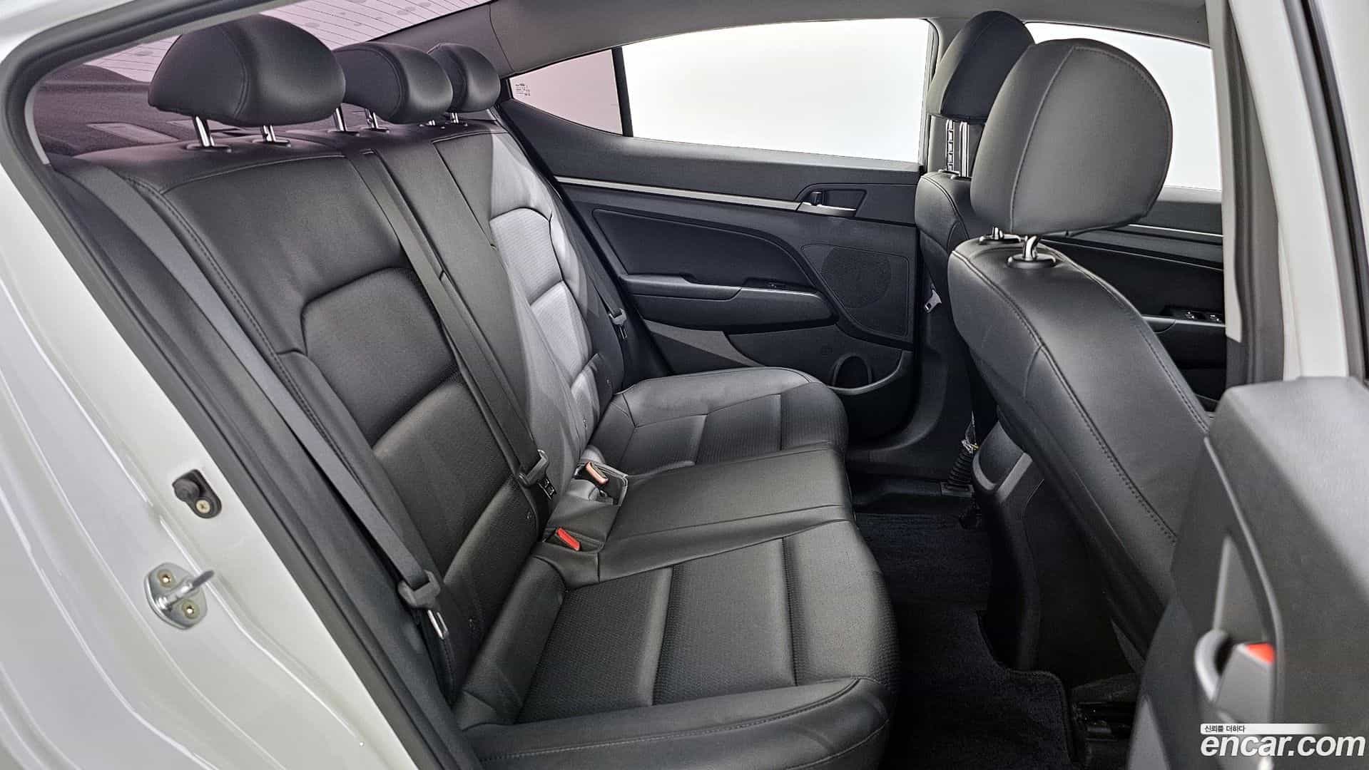 AVANTE Hyundai 2018.6-OPTION-016