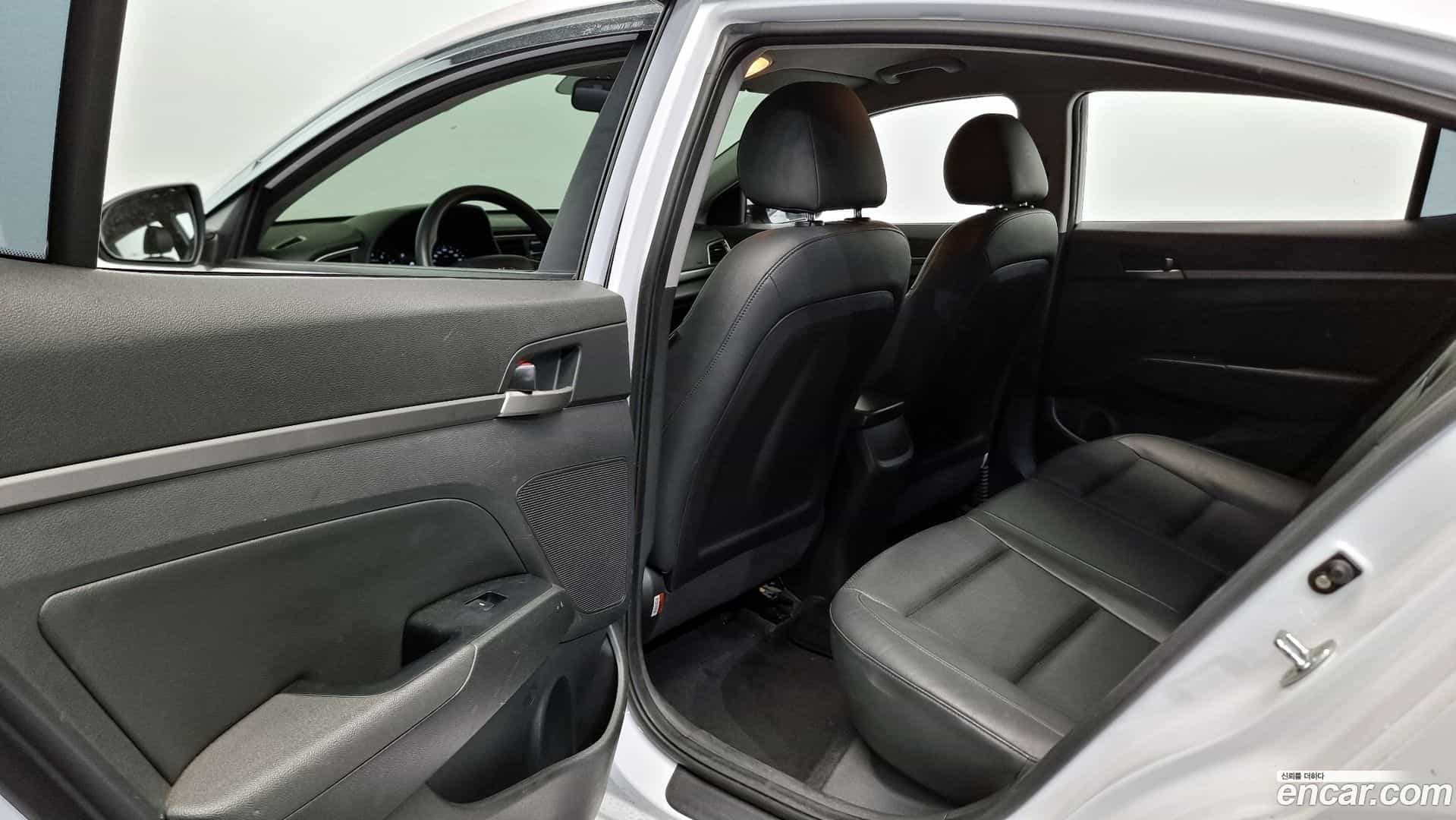 AVANTE Hyundai 2017.8-OPTION-015