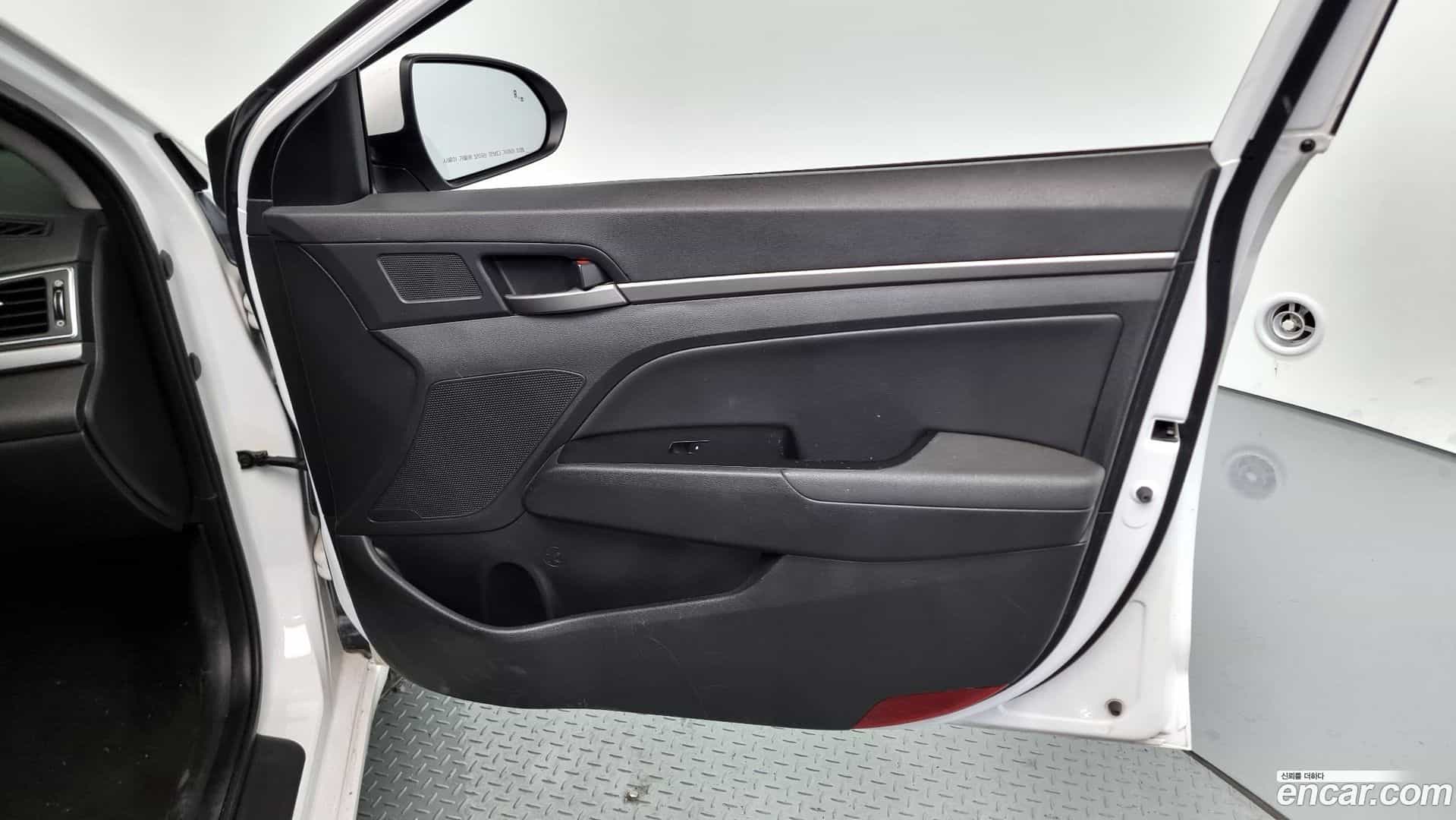 AVANTE Hyundai 2017.8-OPTION-022