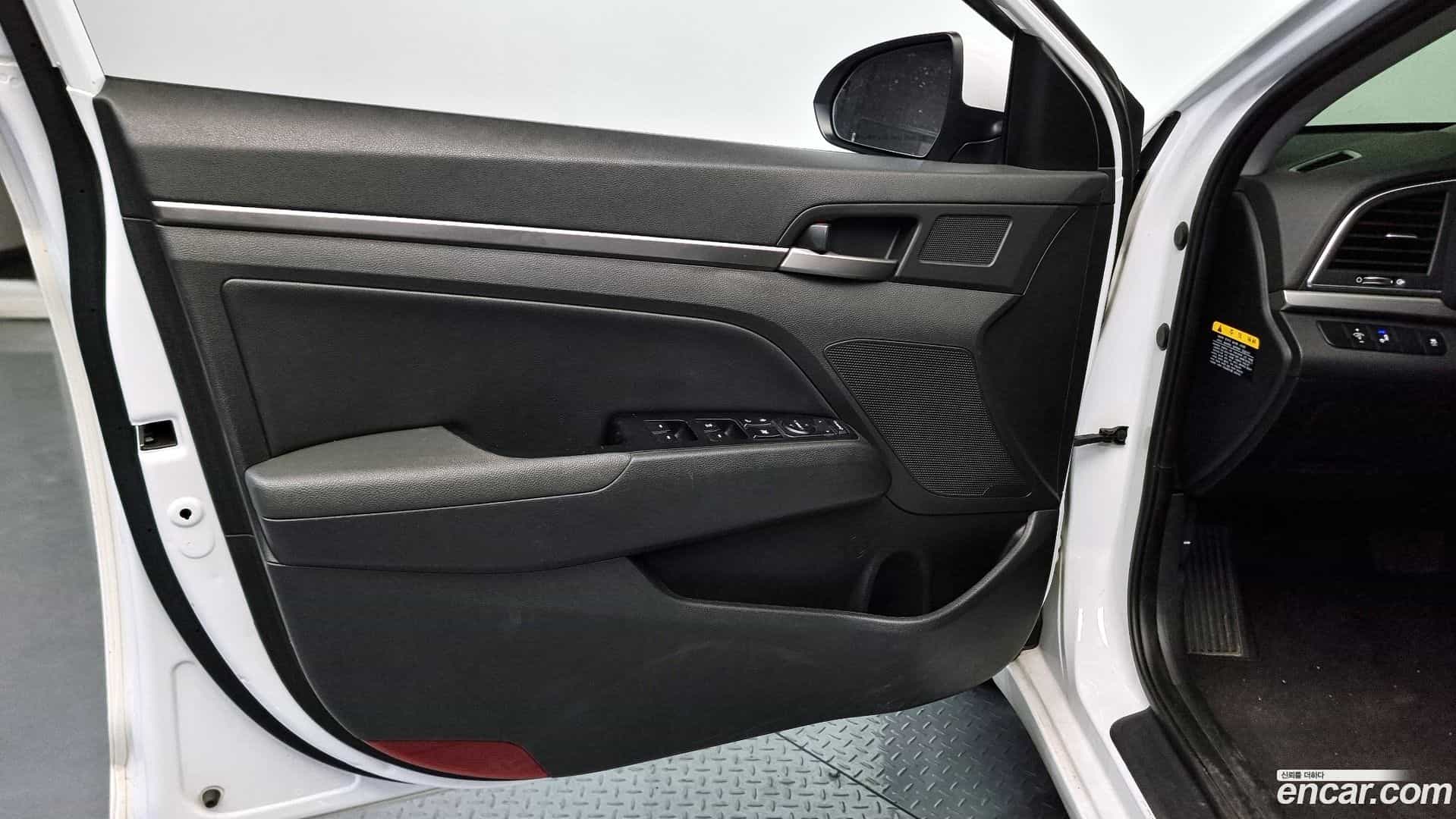 AVANTE Hyundai 2017.8-INNER-034