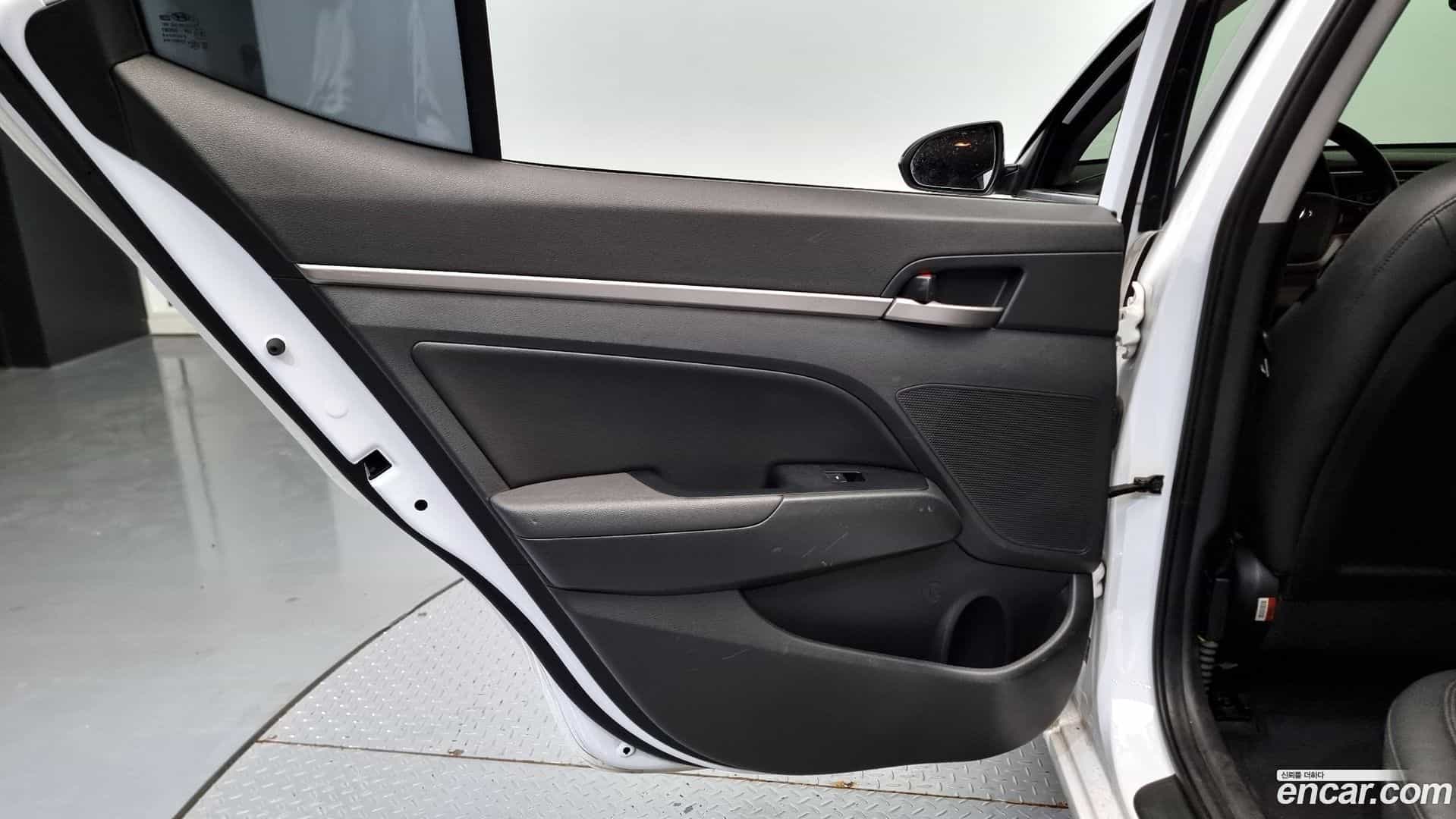 AVANTE Hyundai 2017.8-INNER-035