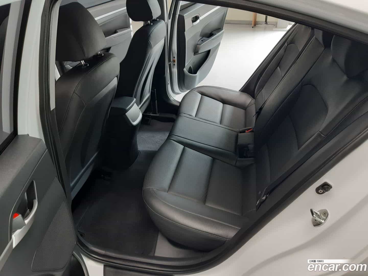 AVANTE Hyundai 2019.0-OPTION-015