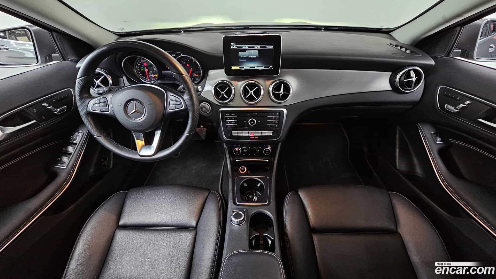 GLA-Class Mercedes-Benz 2019.6-INNER-007