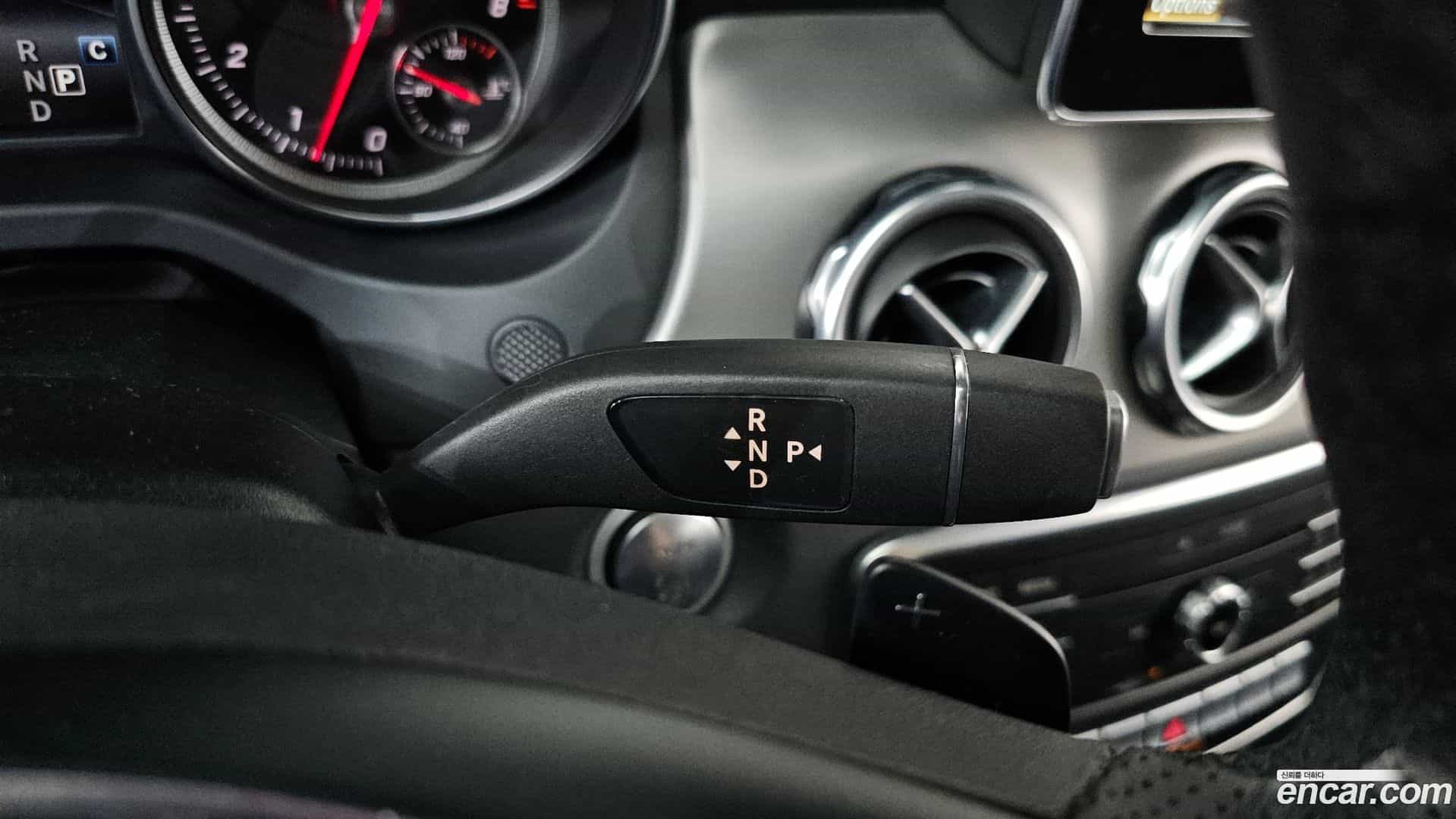 GLA-Class Mercedes-Benz 2019.6-INNER-009