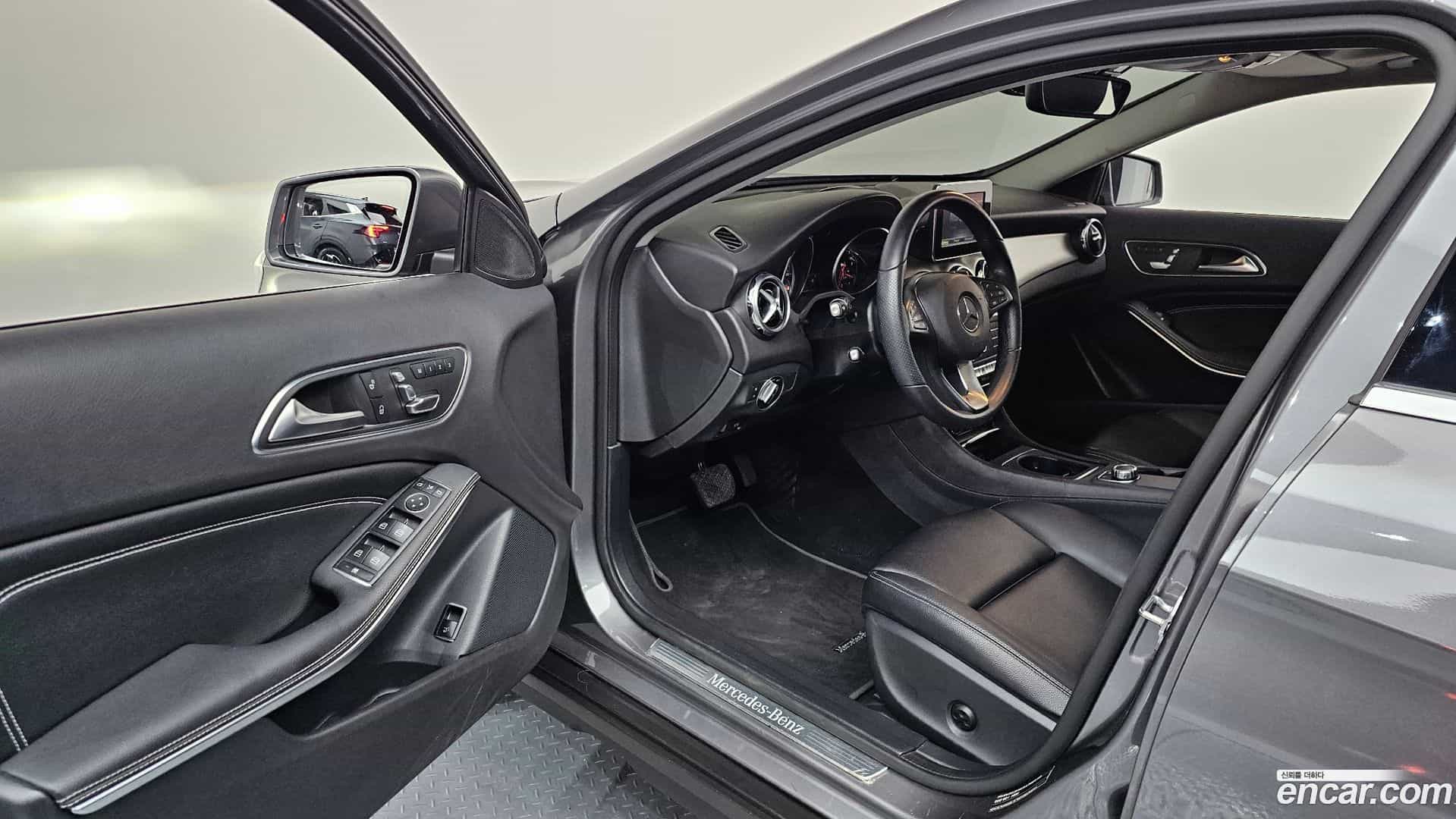 GLA-Class Mercedes-Benz 2019.6-INNER-010