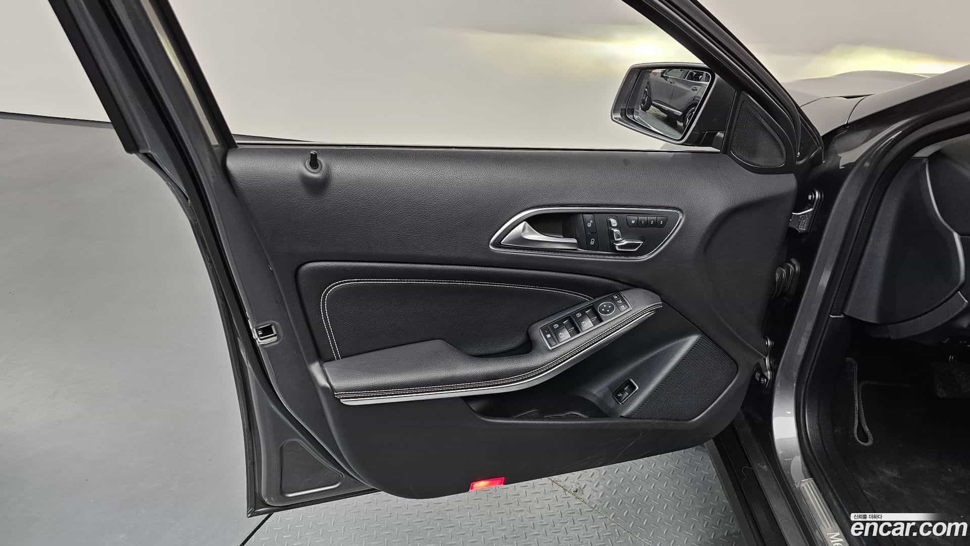 GLA-Class Mercedes-Benz 2019.6-INNER-034