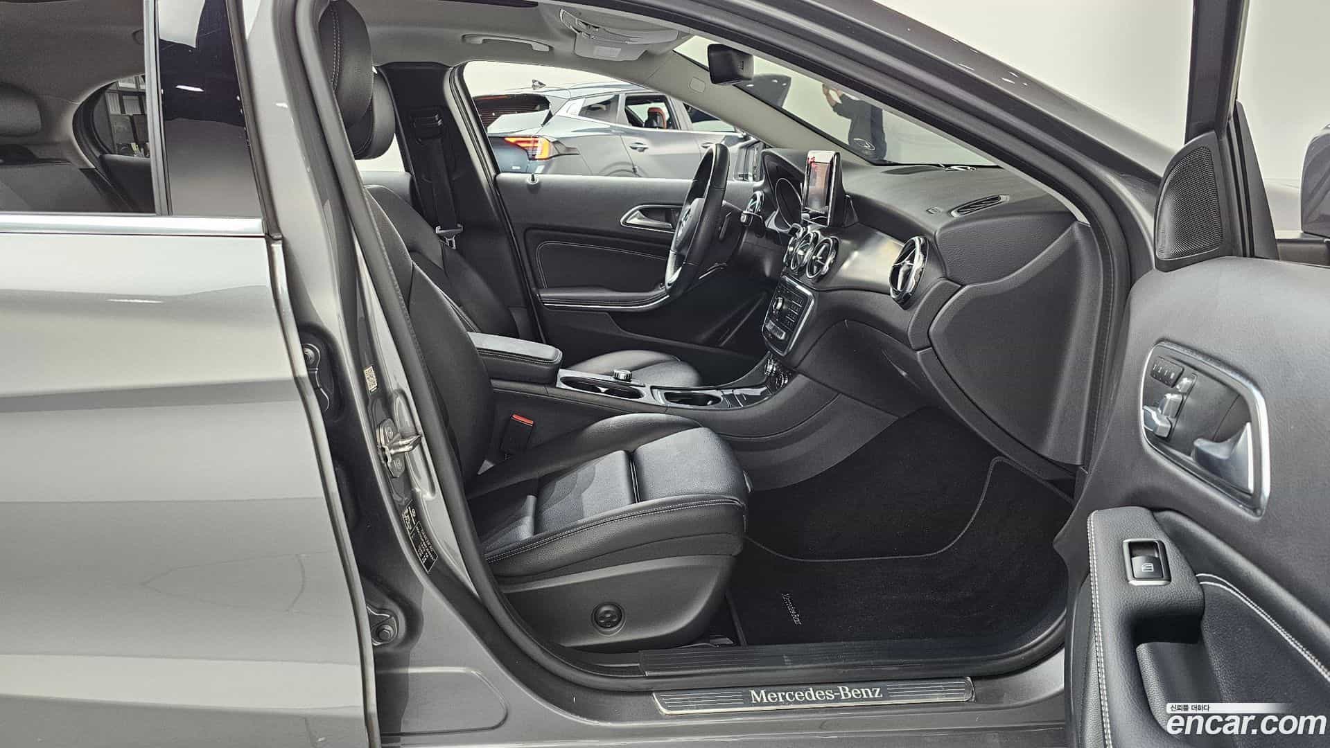 GLA-Class Mercedes-Benz 2019.6-INNER-036