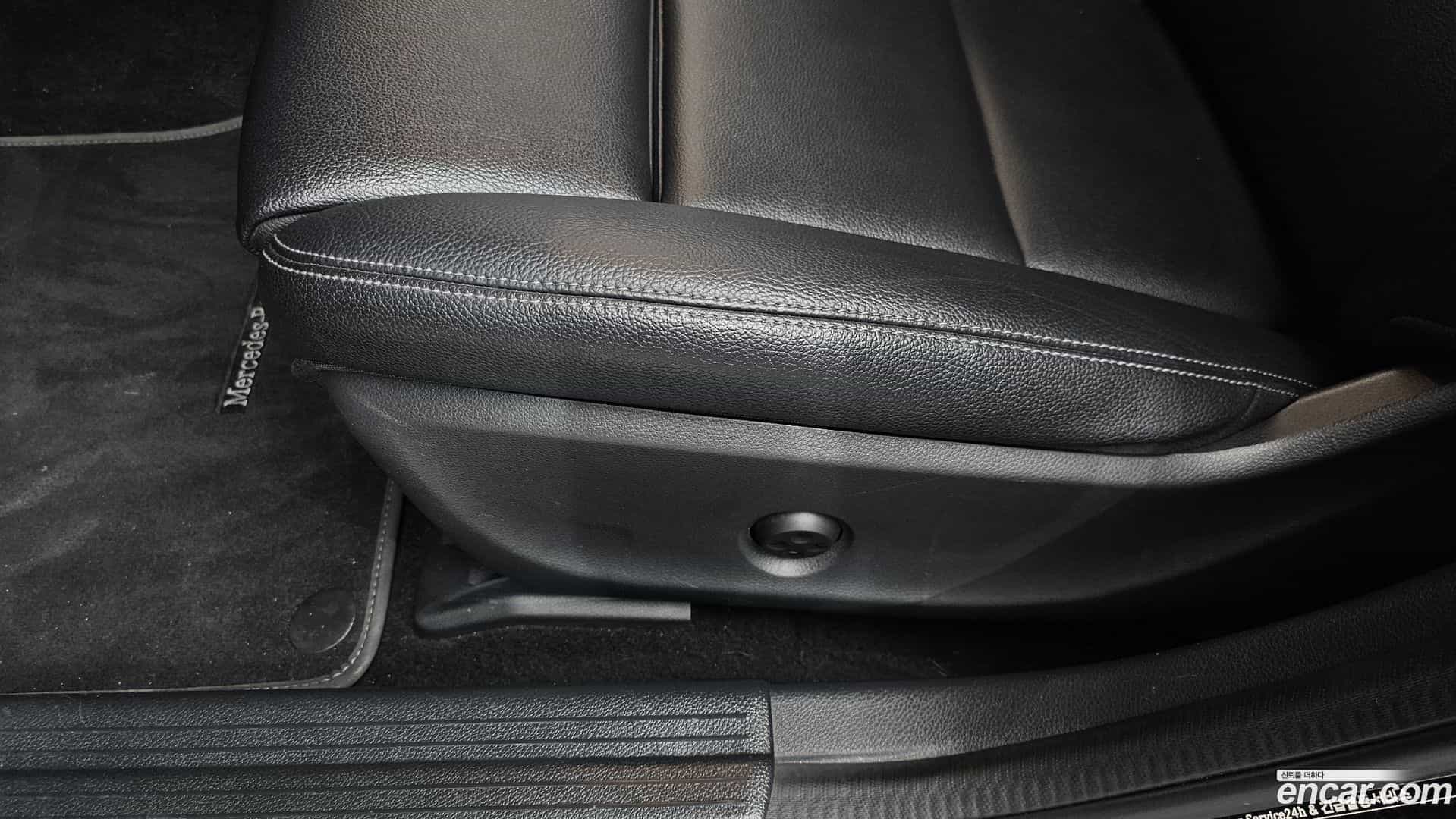 GLA-Class Mercedes-Benz 2019.6-OPTION-044