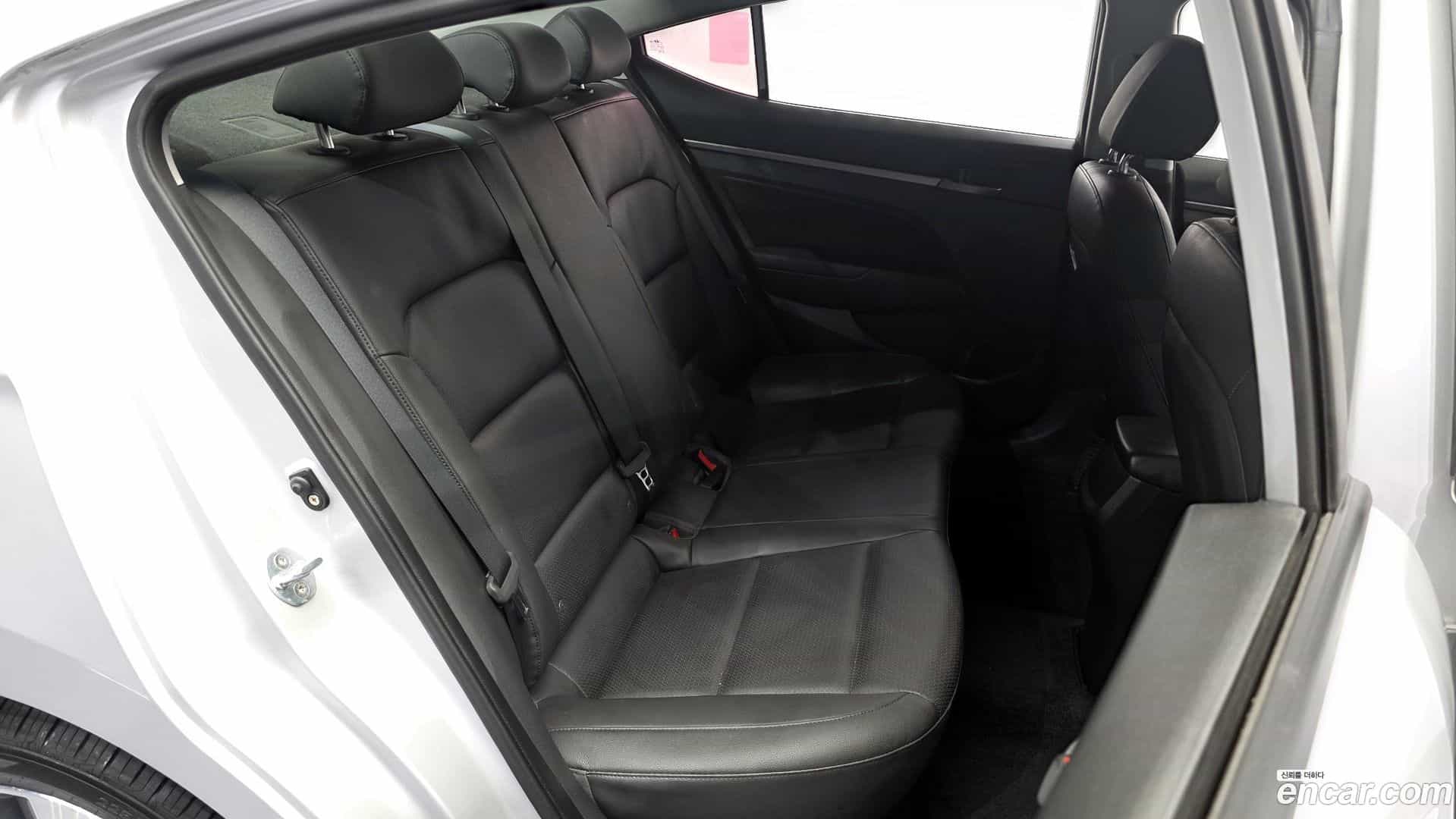 AVANTE Hyundai 2018.0-OPTION-015