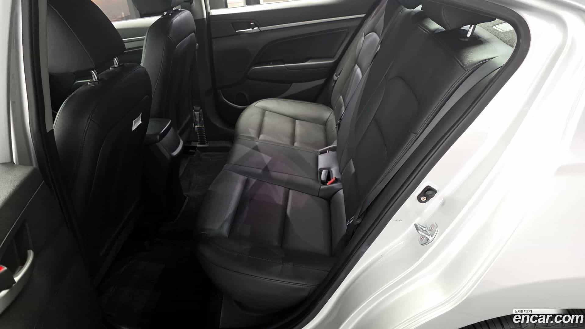 AVANTE Hyundai 2018.0-OPTION-016