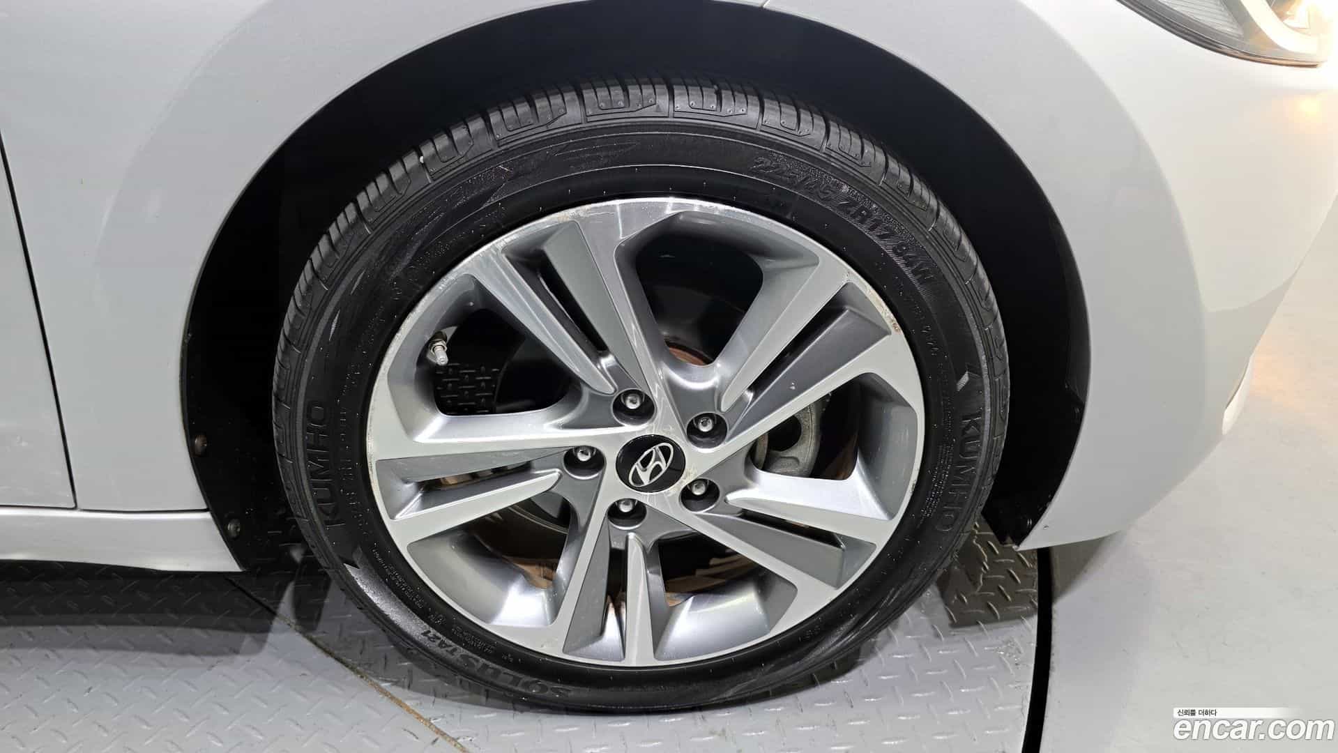 AVANTE Hyundai 2018.0-OUTER-031