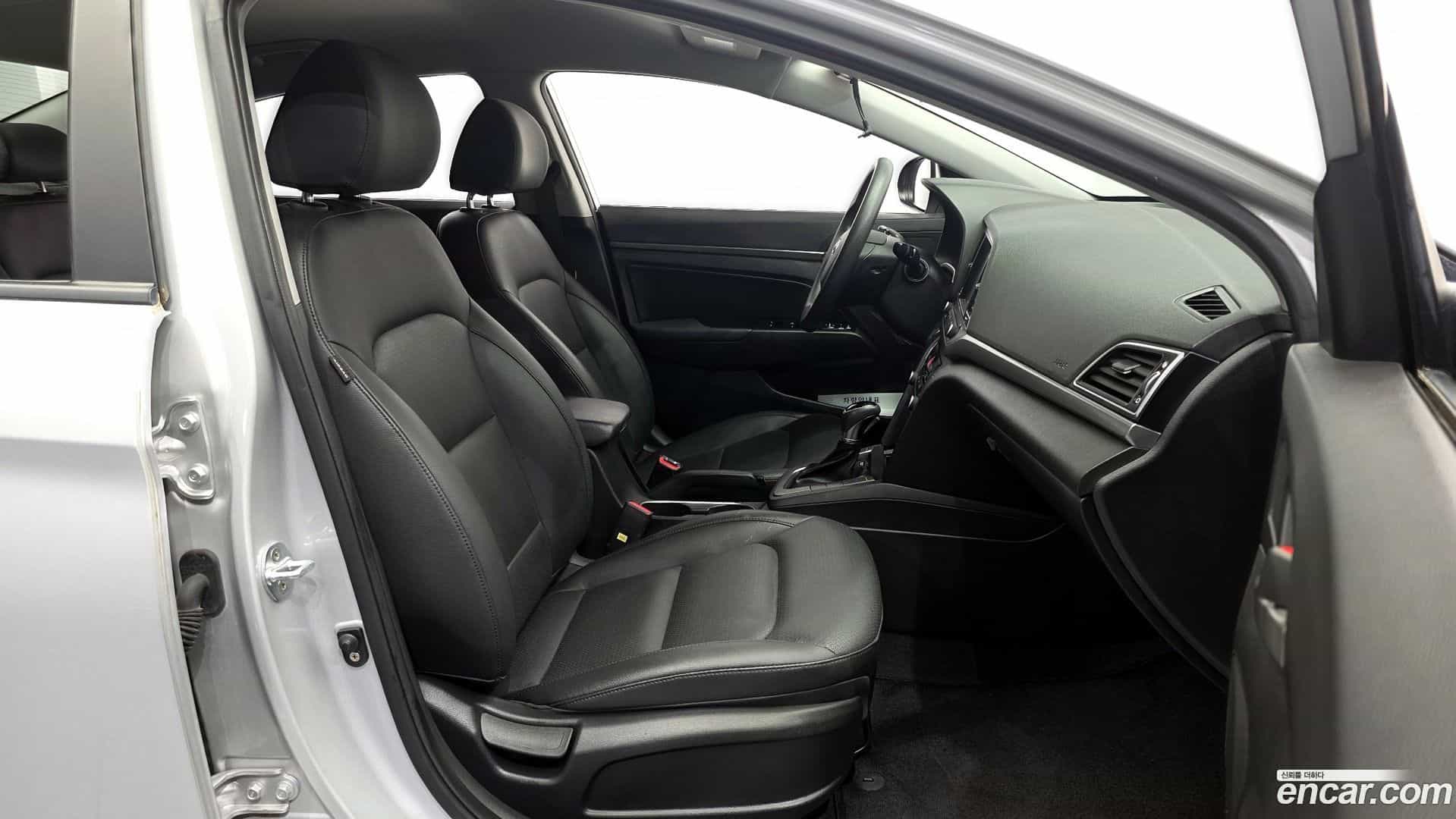 AVANTE Hyundai 2018.0-INNER-036