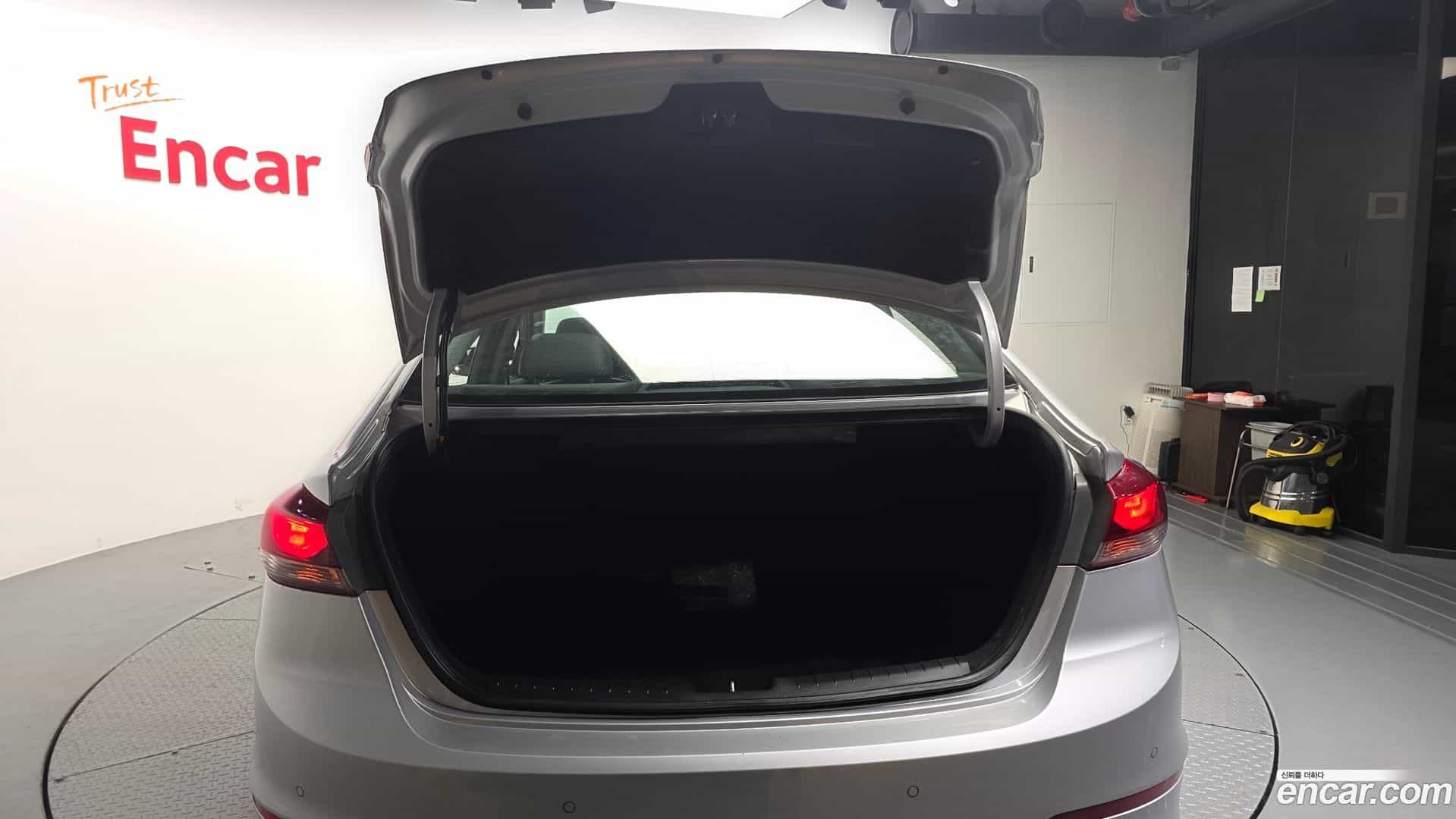 AVANTE Hyundai 2018.0-OPTION-041