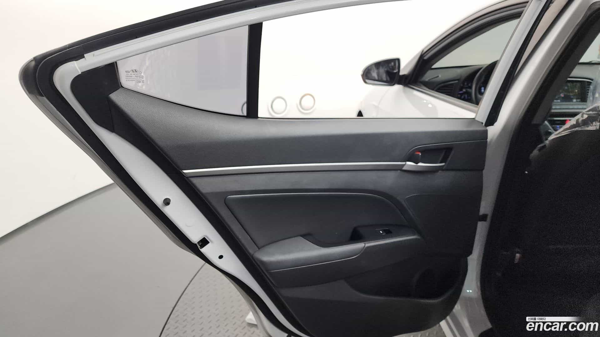 AVANTE Hyundai 2018.0-INNER-035