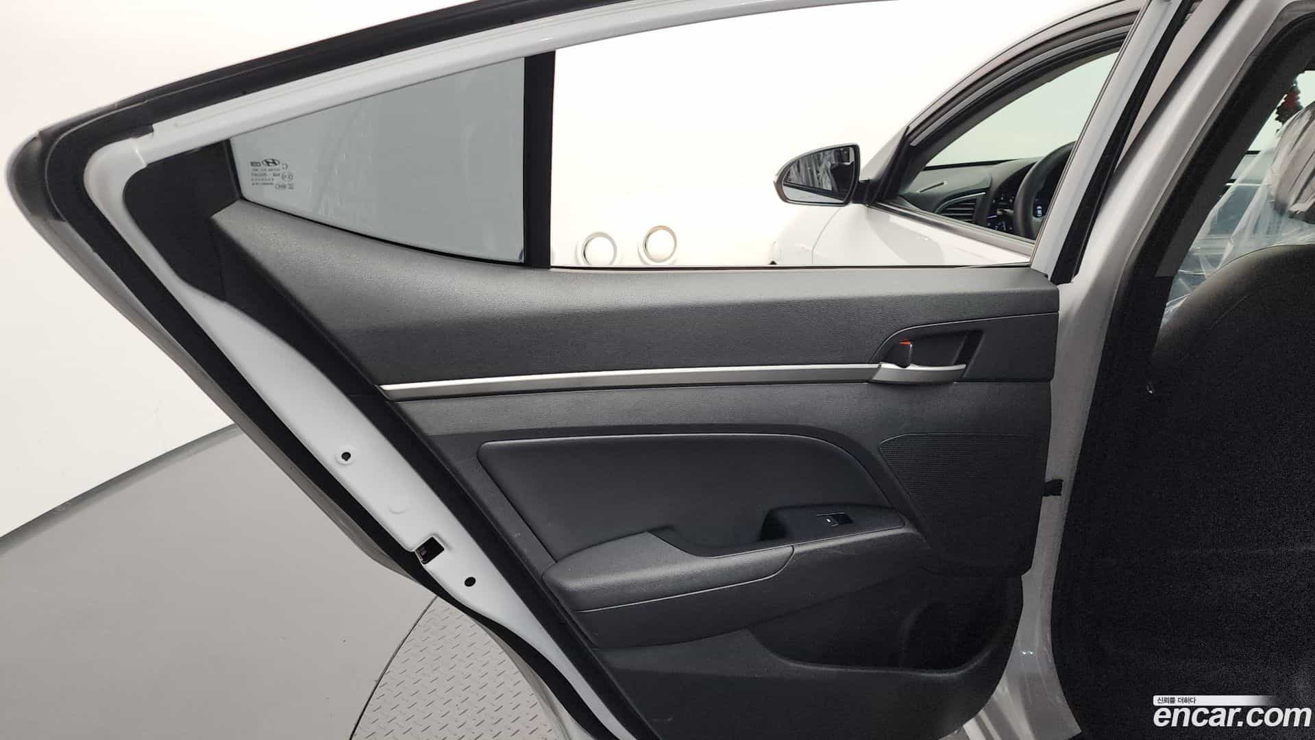 AVANTE Hyundai 2018.1-INNER-035