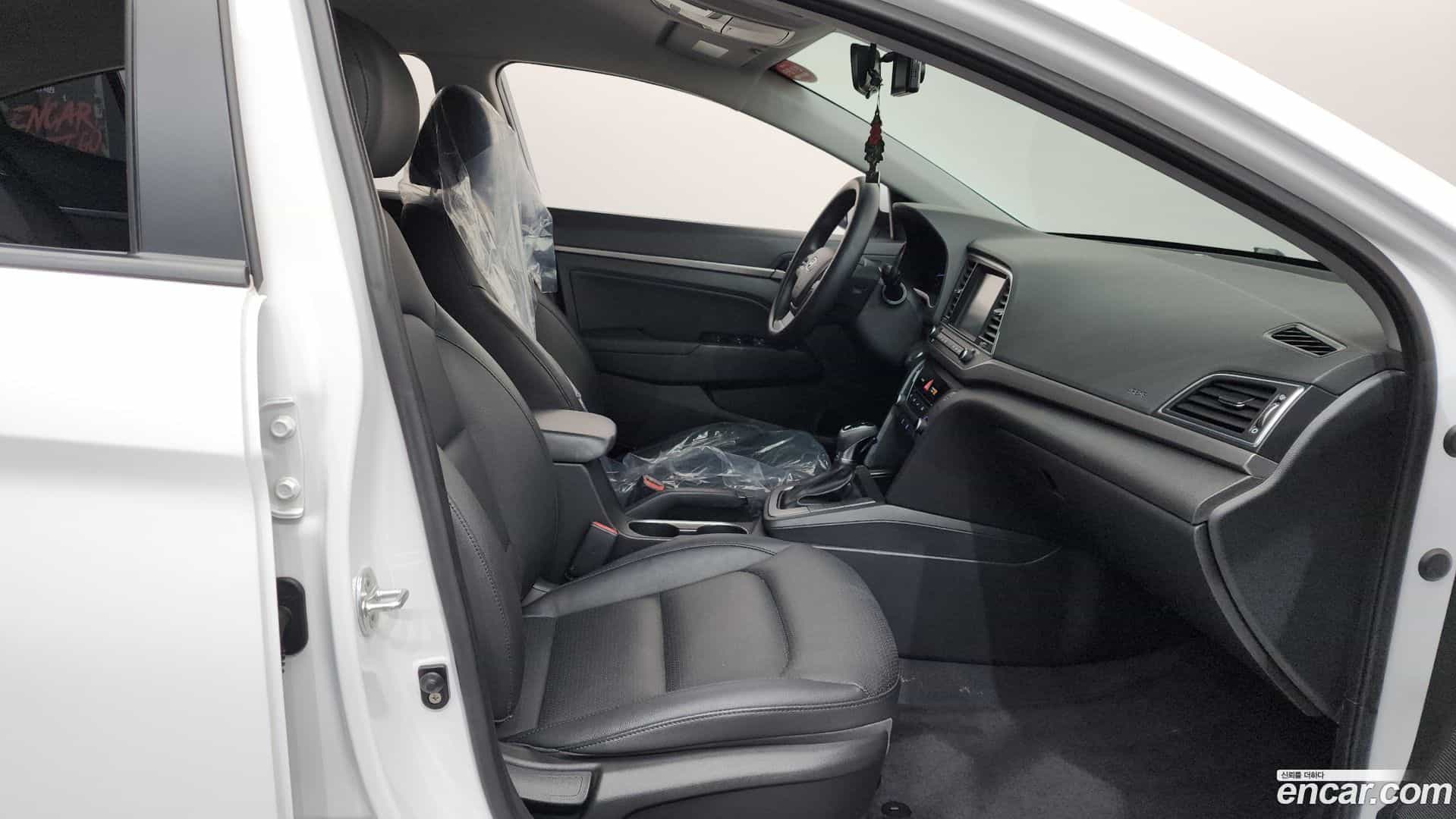 AVANTE Hyundai 2018.1-INNER-036
