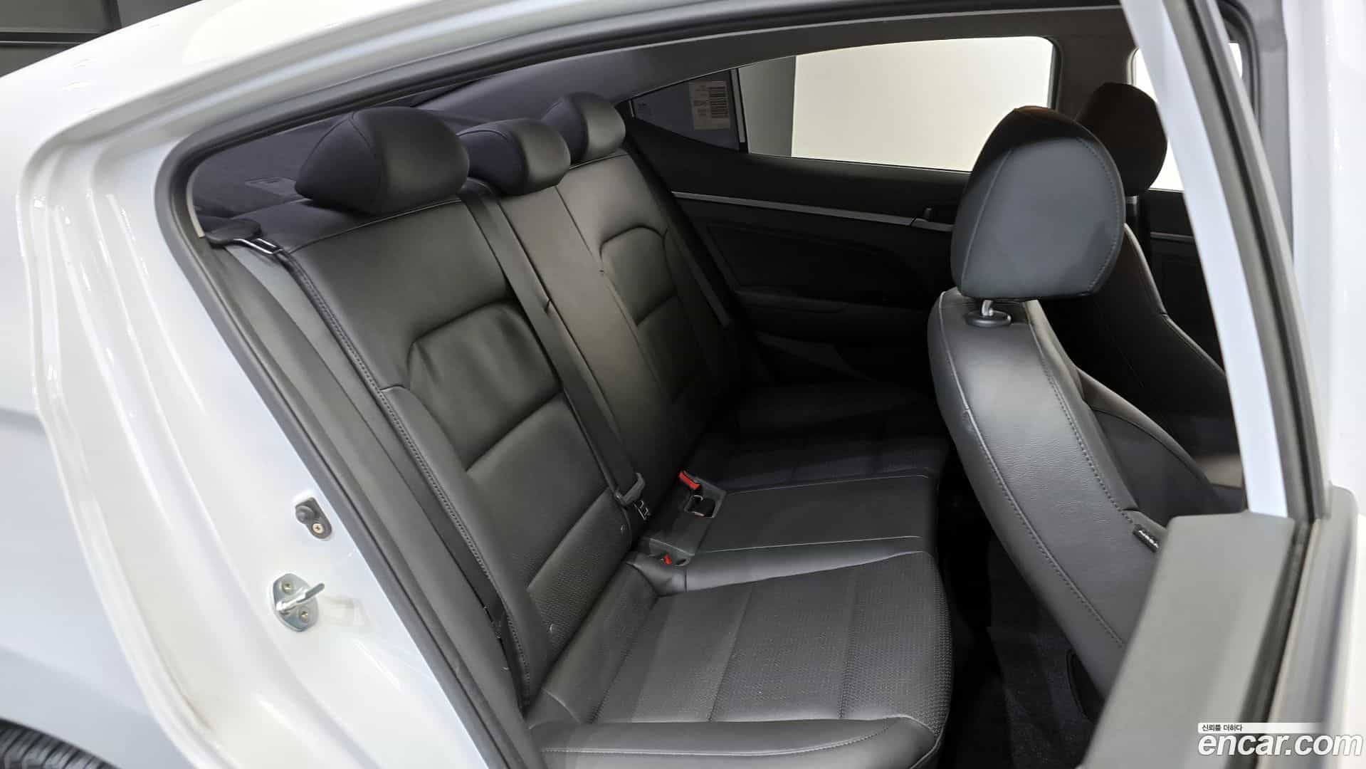 AVANTE Hyundai 2017.6-OPTION-015