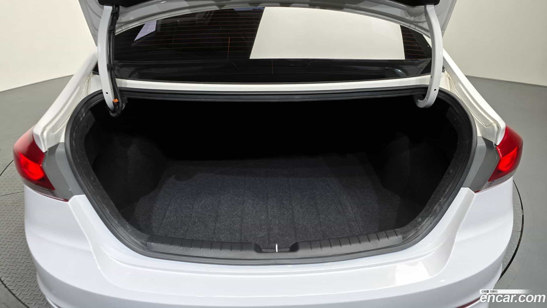 AVANTE Hyundai 2017.6-OPTION-022