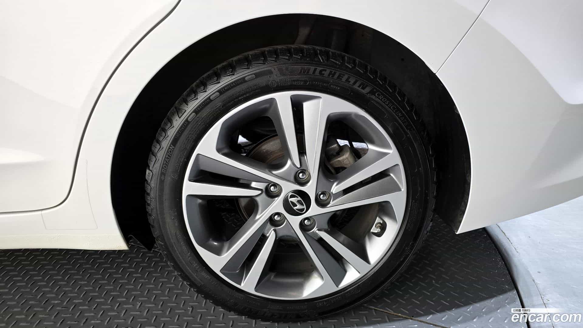 AVANTE Hyundai 2017.6-OUTER-031