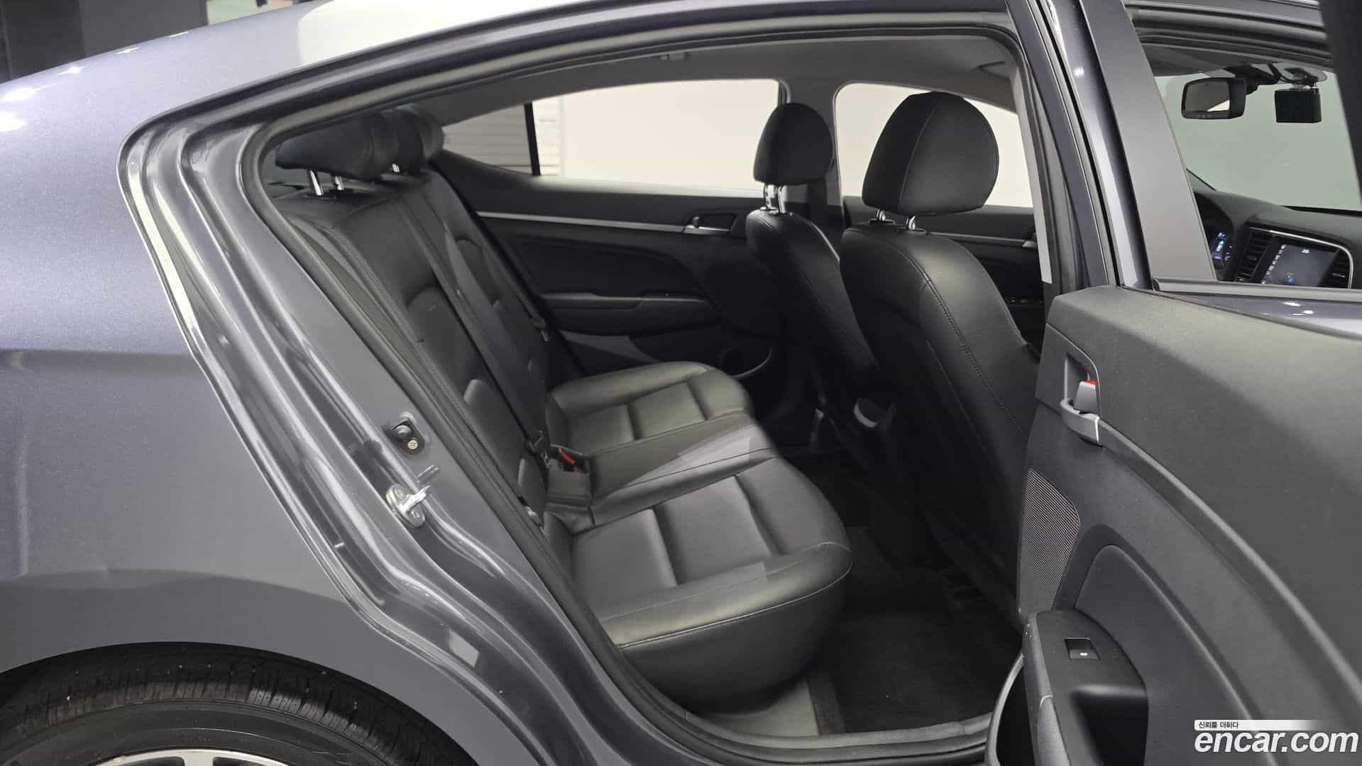 AVANTE Hyundai 2018.0-OPTION-015