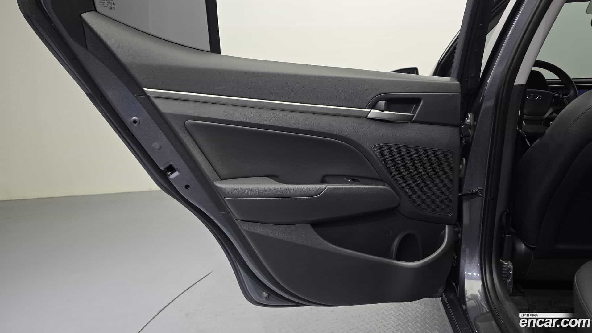 AVANTE Hyundai 2018.0-INNER-035