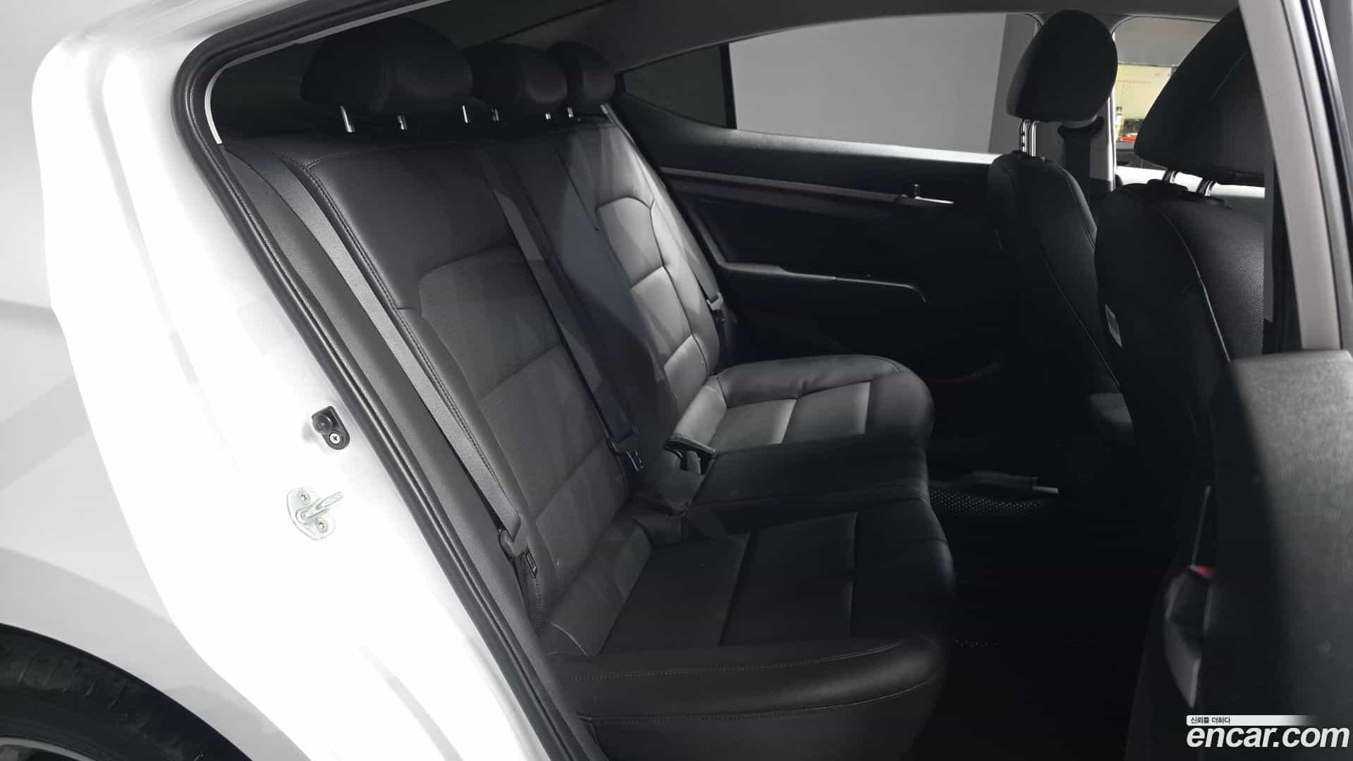 AVANTE Hyundai 2017.9-OPTION-016
