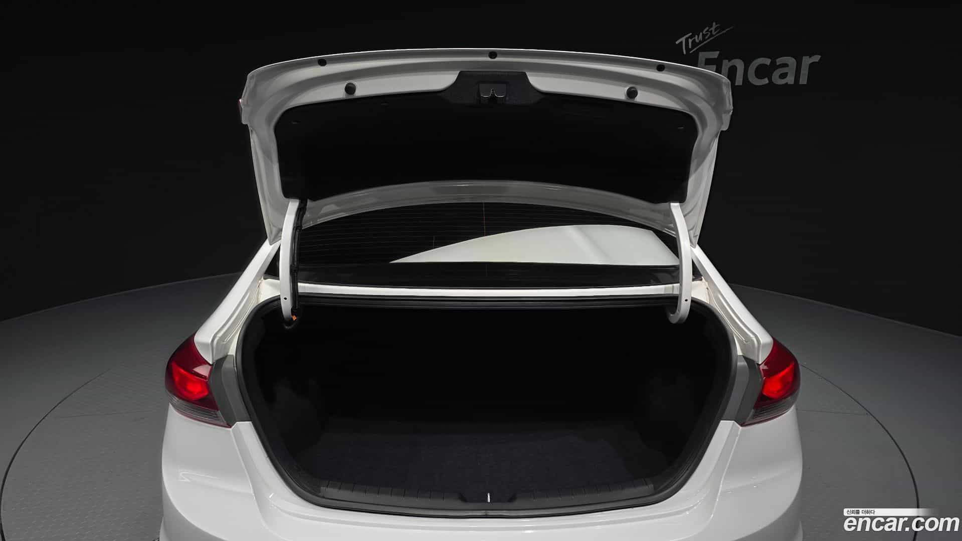 AVANTE Hyundai 2017.9-OPTION-024