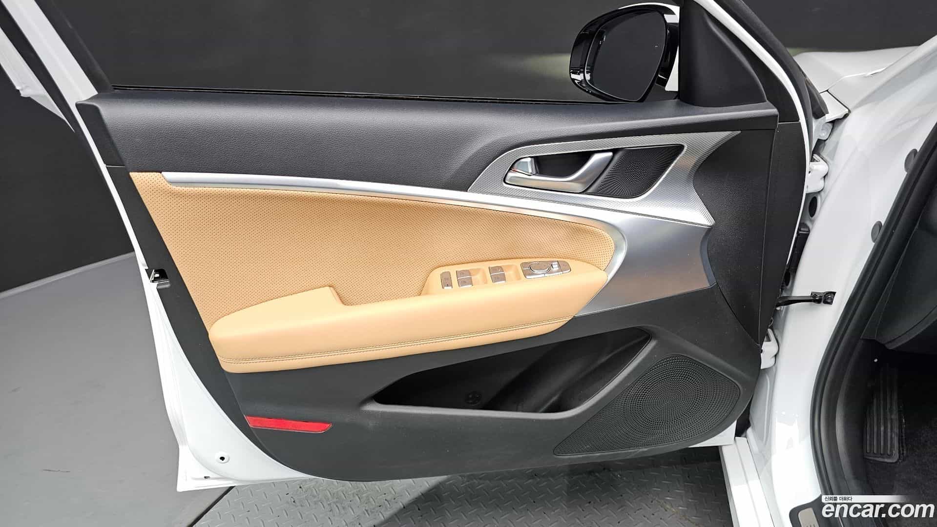 G70 Genesis 2022.11-INNER-034