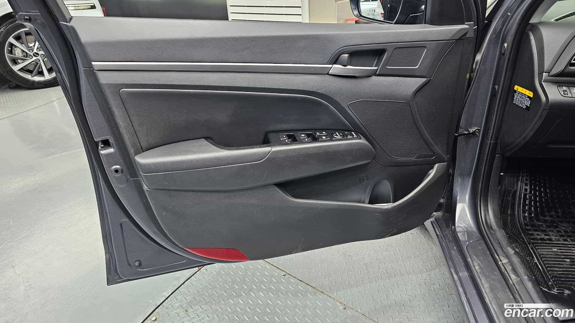 AVANTE Hyundai 2019.0-INNER-034