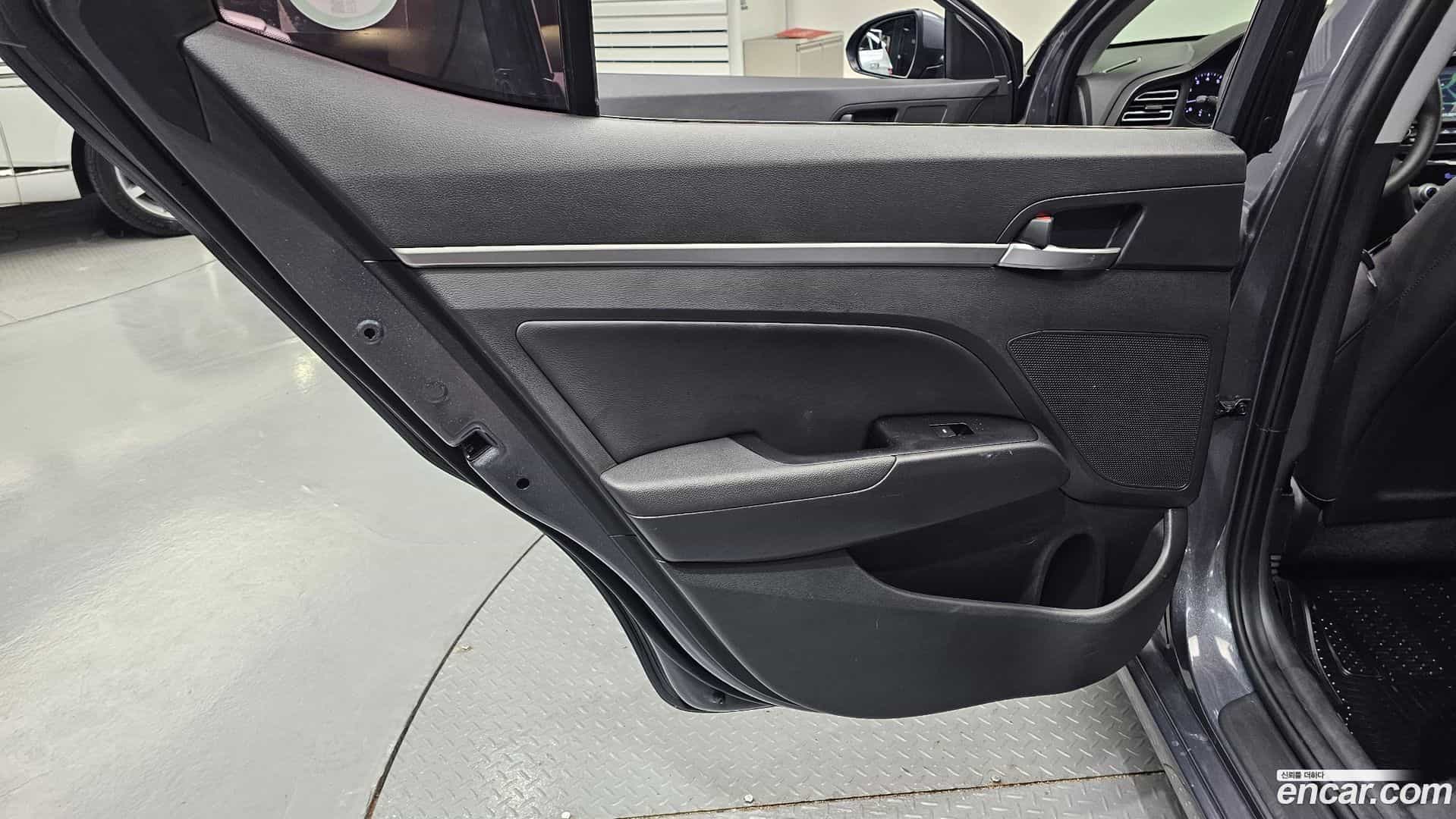 AVANTE Hyundai 2019.0-INNER-035