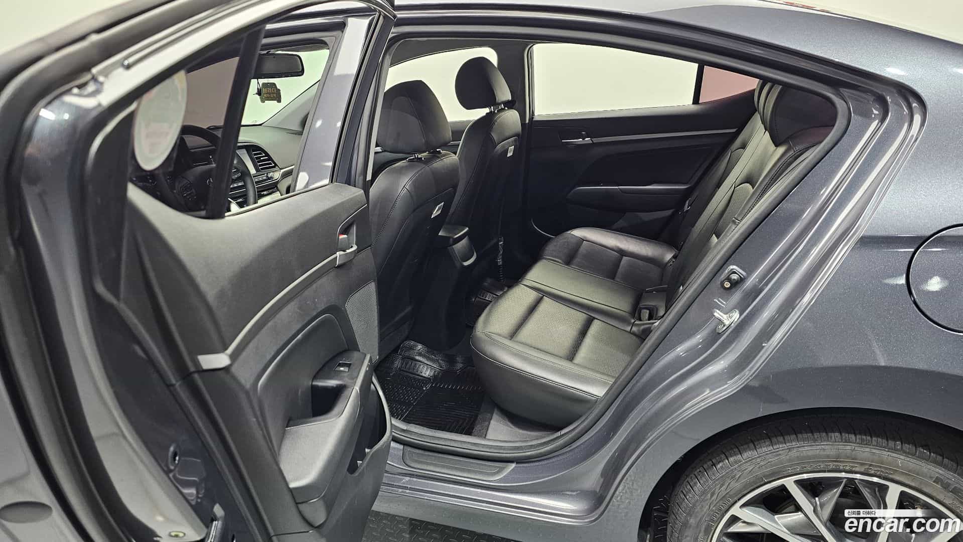AVANTE Hyundai 2019.0-INNER-036