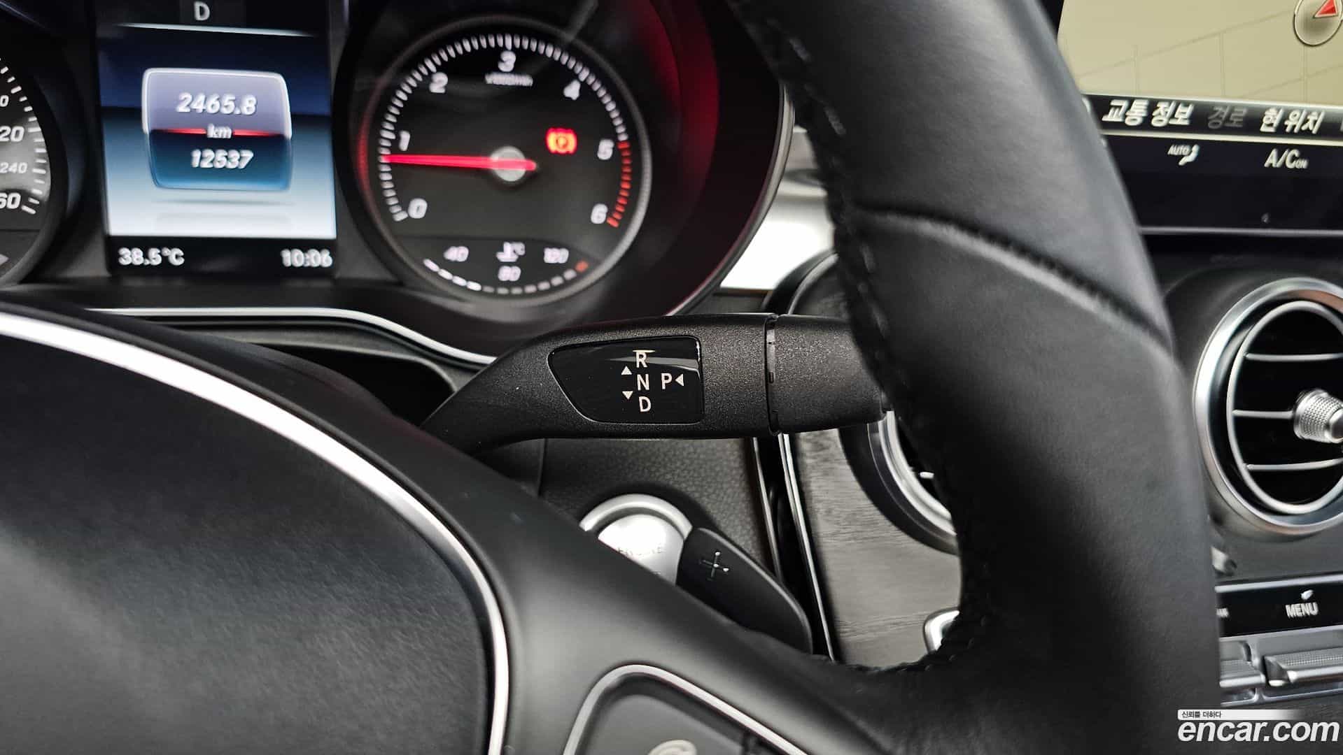 GLC-Class Mercedes-Benz 2018.1-INNER-009