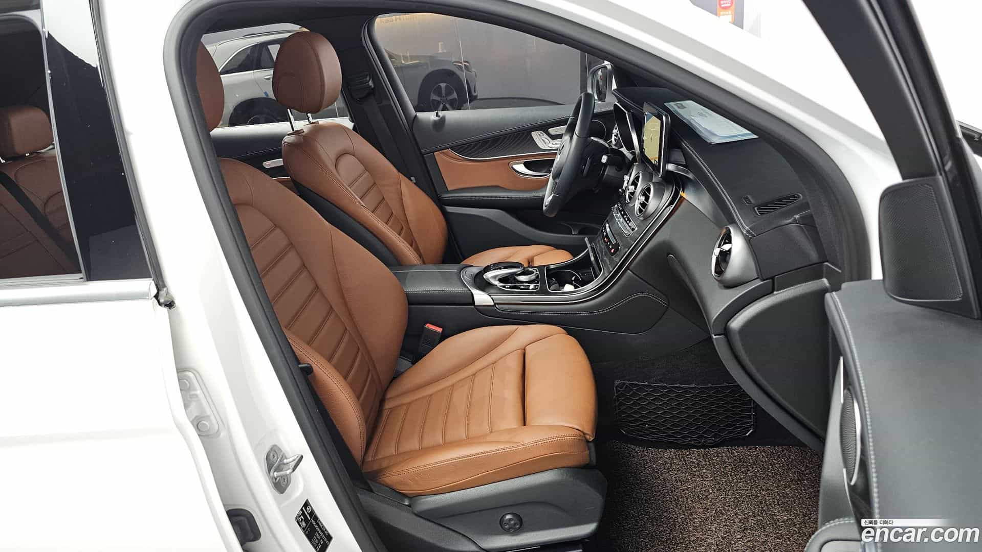 GLC-Class Mercedes-Benz 2018.1-INNER-010