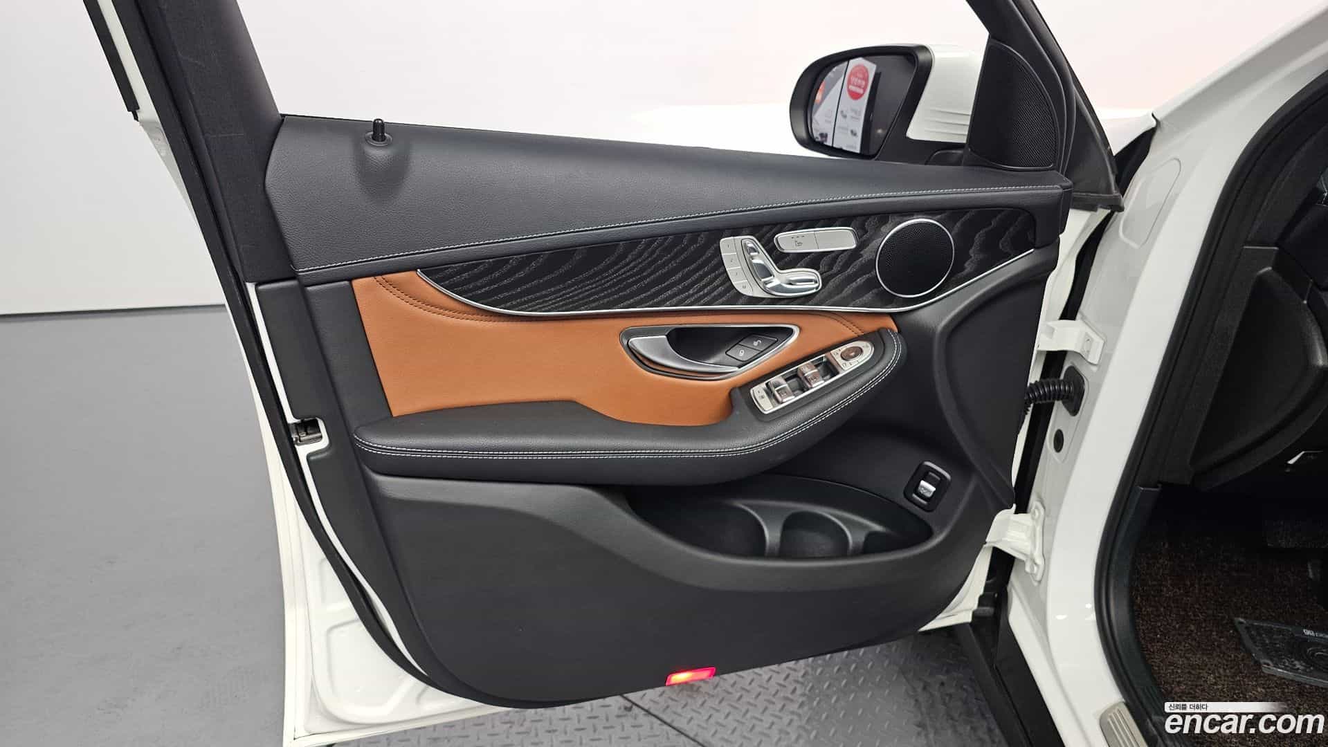 GLC-Class Mercedes-Benz 2018.1-INNER-034
